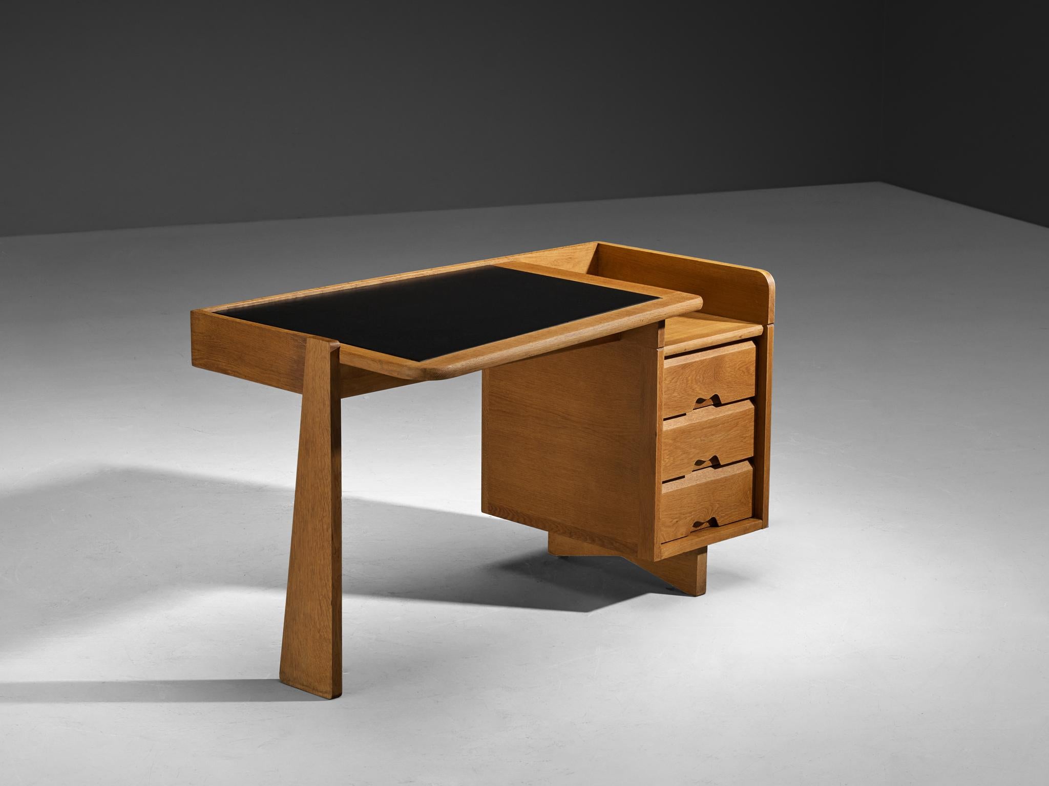 Guillerme et Chambron per Votre Maison, scrittoio, Oak, ecopelle, Francia, anni '60.

Questa scrivania è stata progettata dal famoso duo francese Guillerme et Chambron. Questo design presenta una struttura assolutamente equilibrata, supportata dal