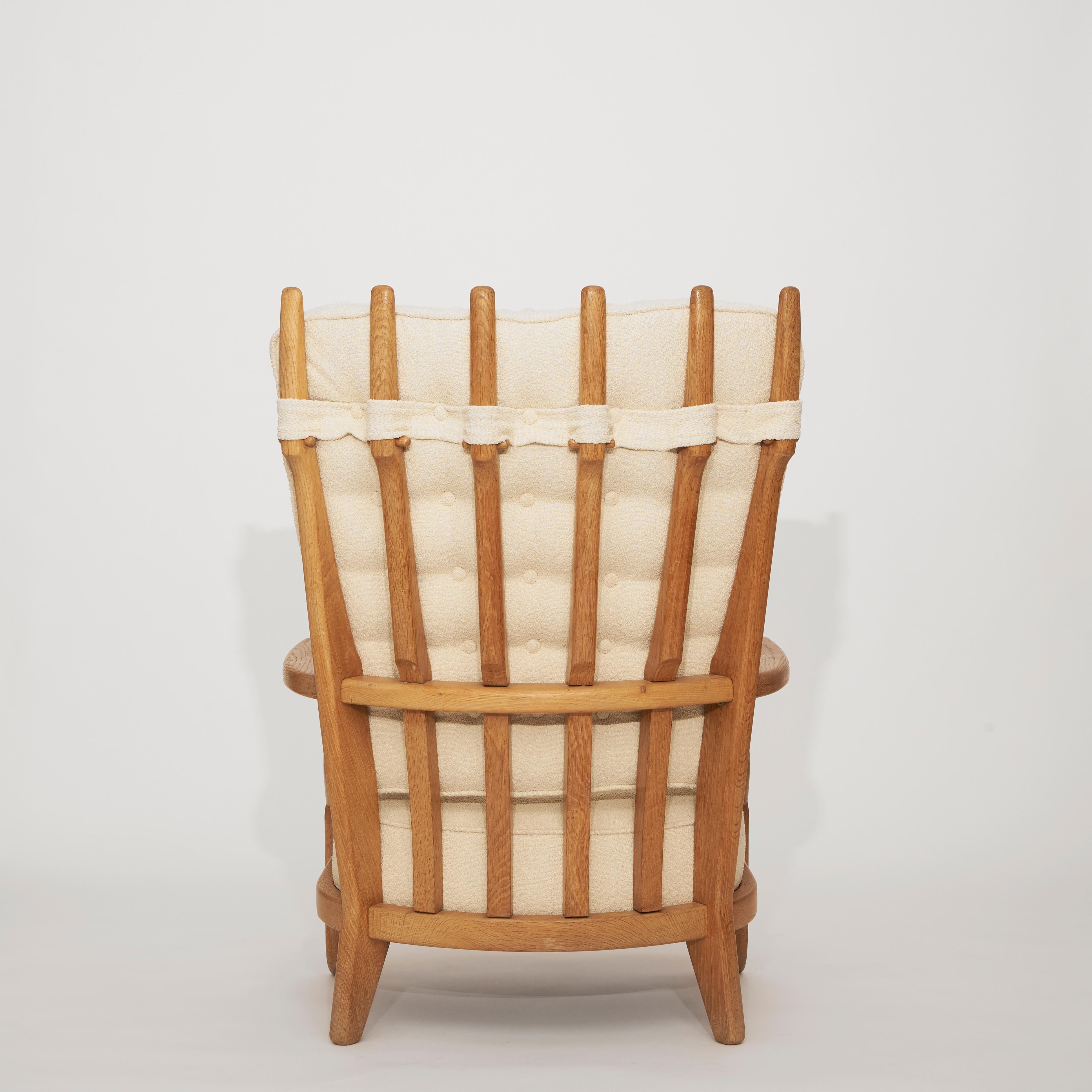 Le fauteuil Grand repos de Guillerme et Chambon, datant de 1960, incarne le mélange de charme rustique et de sensibilité moderniste qui caractérise le duo. Fabriqués en chêne massif, ces fauteuils aux proportions généreuses présentent une silhouette