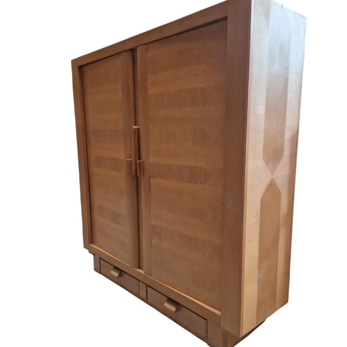 Metà XX secolo Guillerme et Chambon, raro armadio Oak , Edition Votre Maison, circa 1960/1970 in vendita