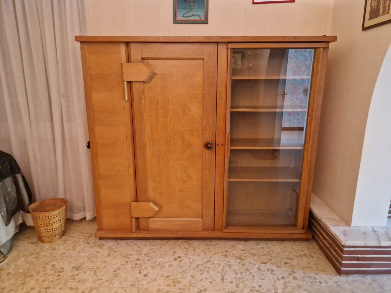 Guillerme et Chambon, raro armadio in Oak massiccio, 
si apre con una porta di vetro, una porta di Oak sulla parte anteriore che rivela scaffali
e una porta laterale che rivela degli scaffali


Edition Votre Maison, circa 1970


Votre Maison: uno