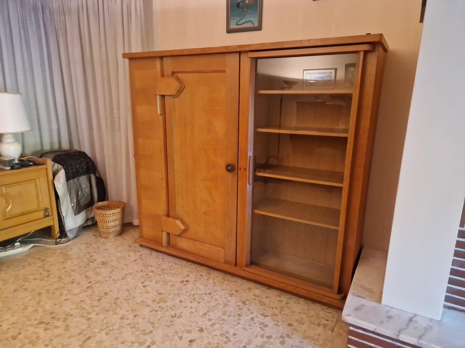 Francese Guillerme et Chambon, raro armadio in legno massiccio di Oak , Edition Votre Maison, circa 1970 in vendita