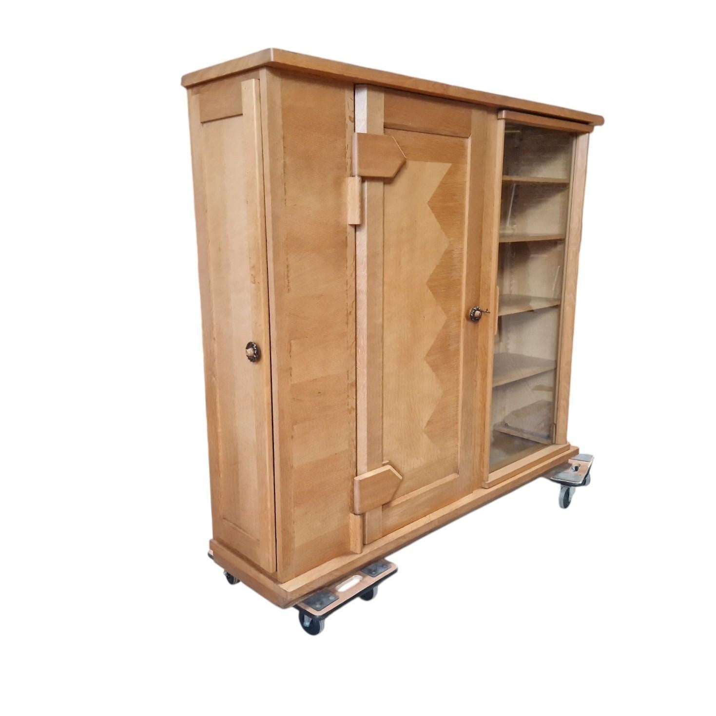 Guillerme et Chambon, raro armadio in legno massiccio di Oak , Edition Votre Maison, circa 1970 In condizioni buone in vendita a Mouscron, WHT