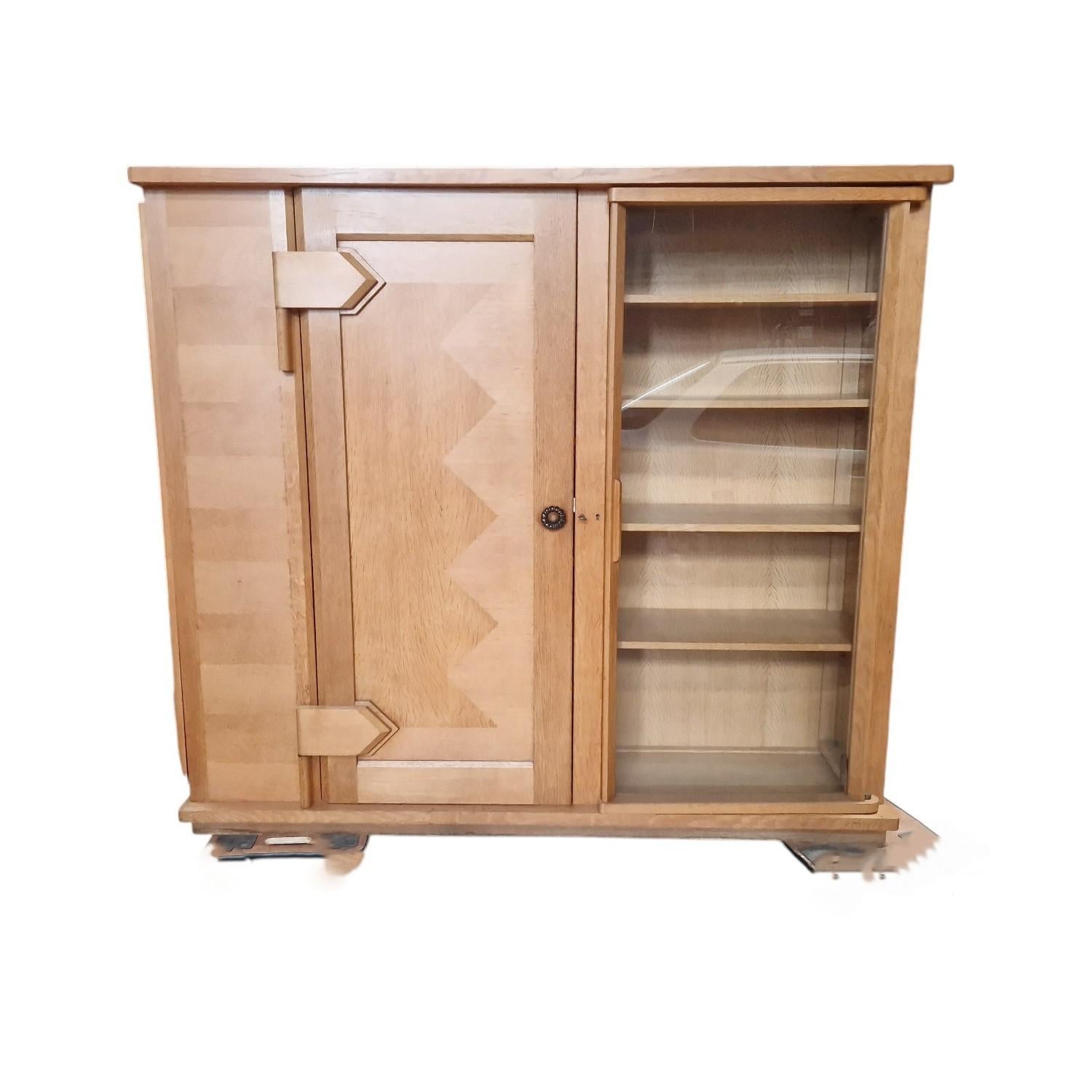 Quercia Guillerme et Chambon, raro armadio in legno massiccio di Oak , Edition Votre Maison, circa 1970 in vendita