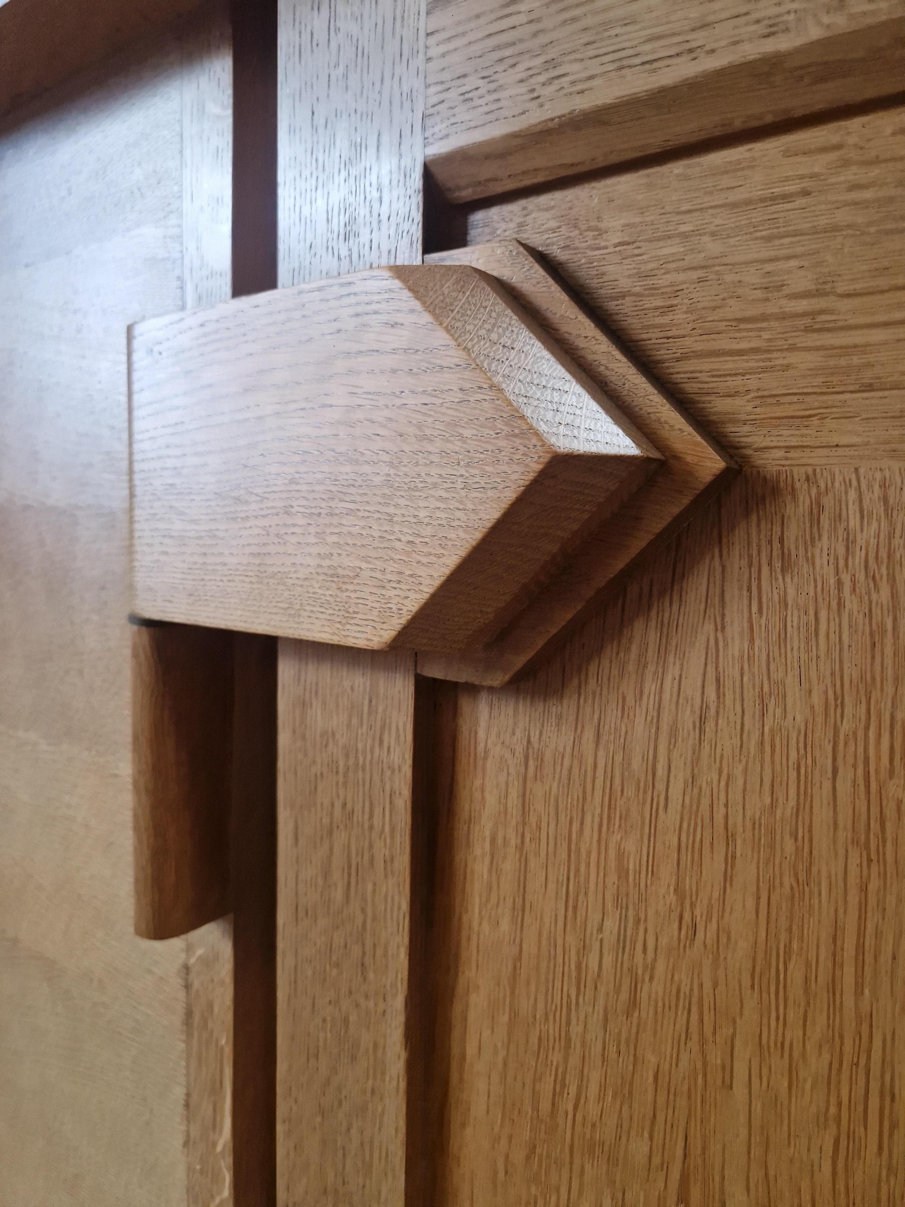 Guillerme et Chambon, raro armadio in legno massiccio di Oak , Edition Votre Maison, circa 1970 in vendita 2