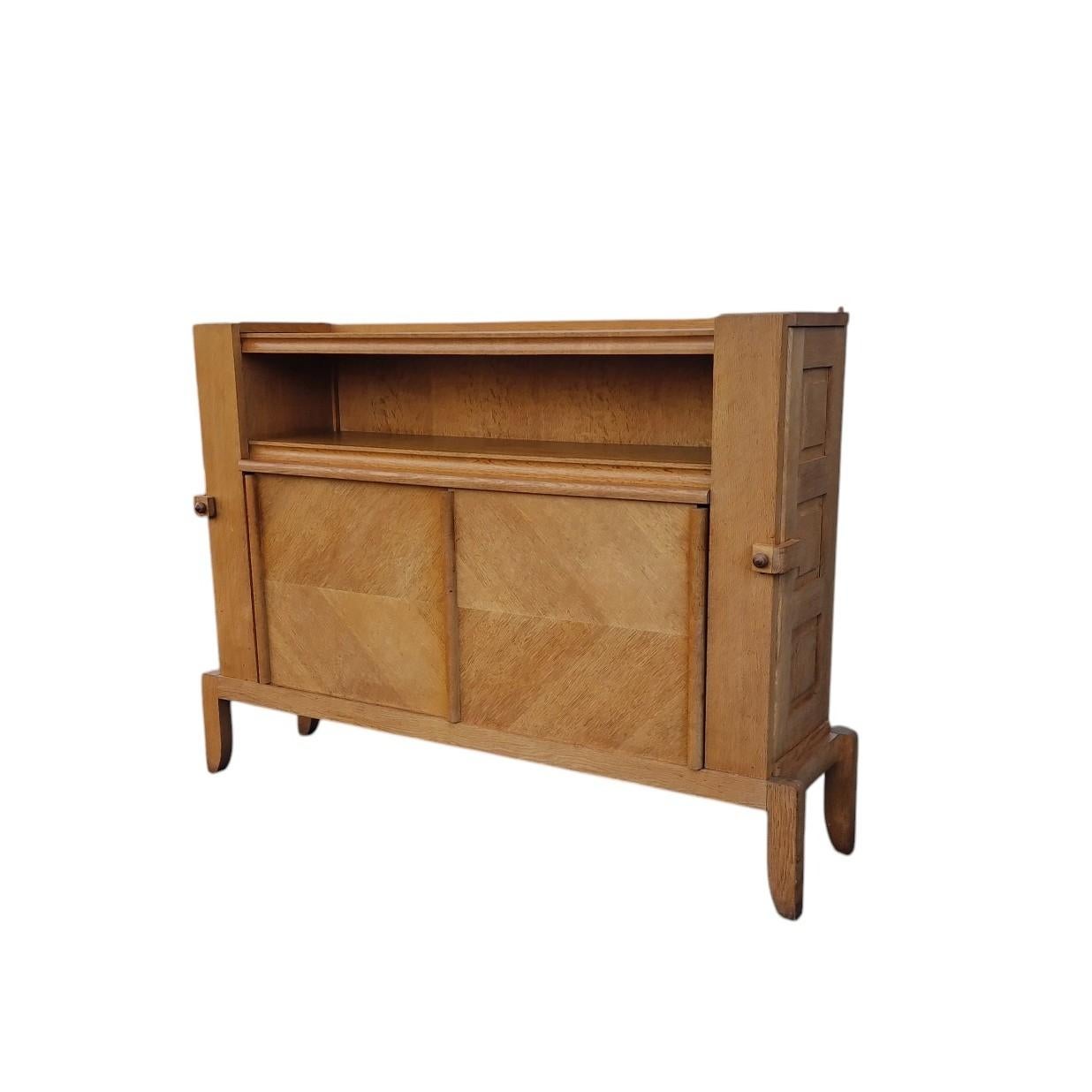 Guillerme et Chambon, Sideboard aus massiver Eiche, Edition Votre Maison, um 1965
2 Schiebetüren und versteckter Seitenstauraum.

Votre maison : ein Stil, ein Konzept, eine Denkweise.
   Die Geschichte von Votre Maison beginnt 1940 in Preußen, in