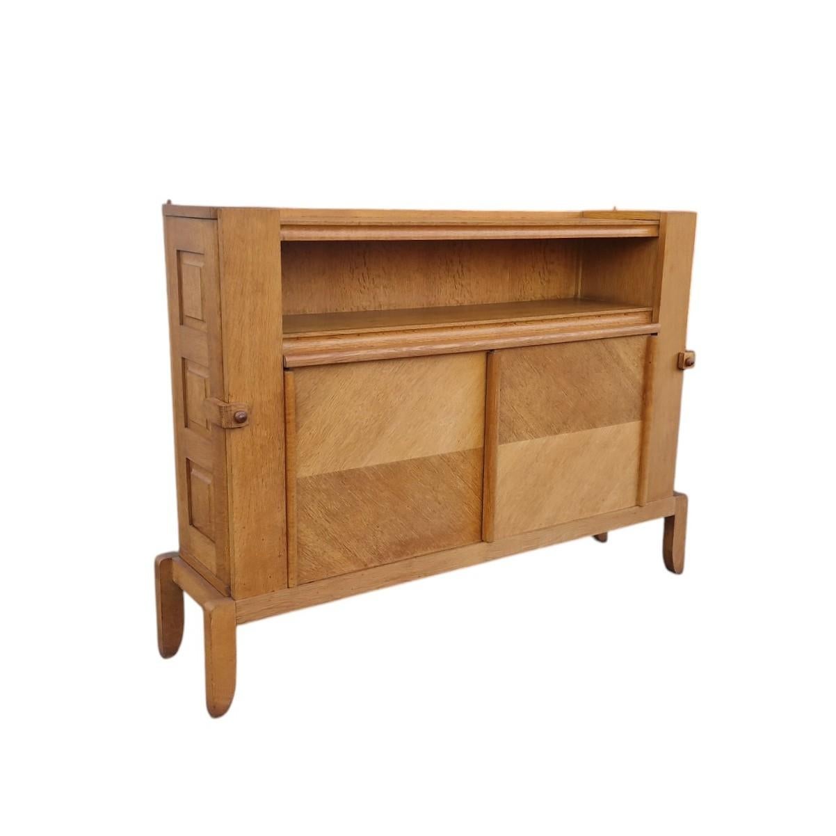 Guillerme et Chambon, Sideboard aus massiver Eiche, Edition Votre Maison, um 1965 (Moderne der Mitte des Jahrhunderts) im Angebot