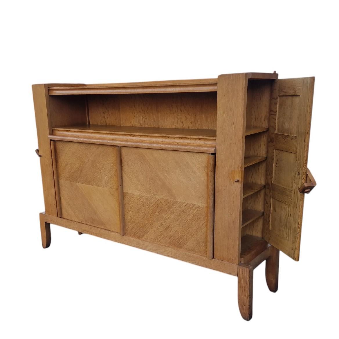 Guillerme et Chambon, Sideboard aus massiver Eiche, Edition Votre Maison, um 1965 (Französisch) im Angebot