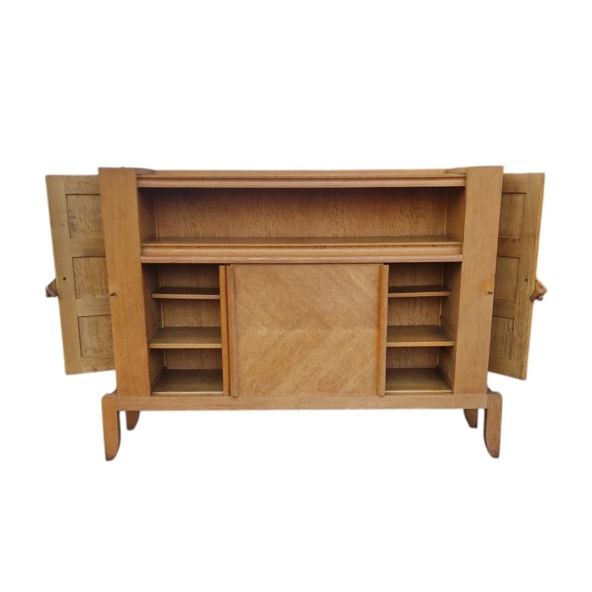 Guillerme et Chambon, Sideboard aus massiver Eiche, Edition Votre Maison, um 1965 im Zustand „Gut“ im Angebot in Mouscron, WHT