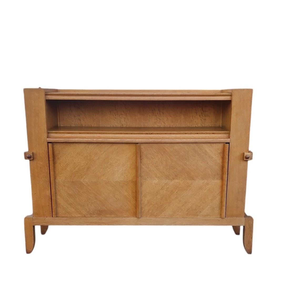 Guillerme et Chambon, Sideboard aus massiver Eiche, Edition Votre Maison, um 1965 (Mitte des 20. Jahrhunderts) im Angebot