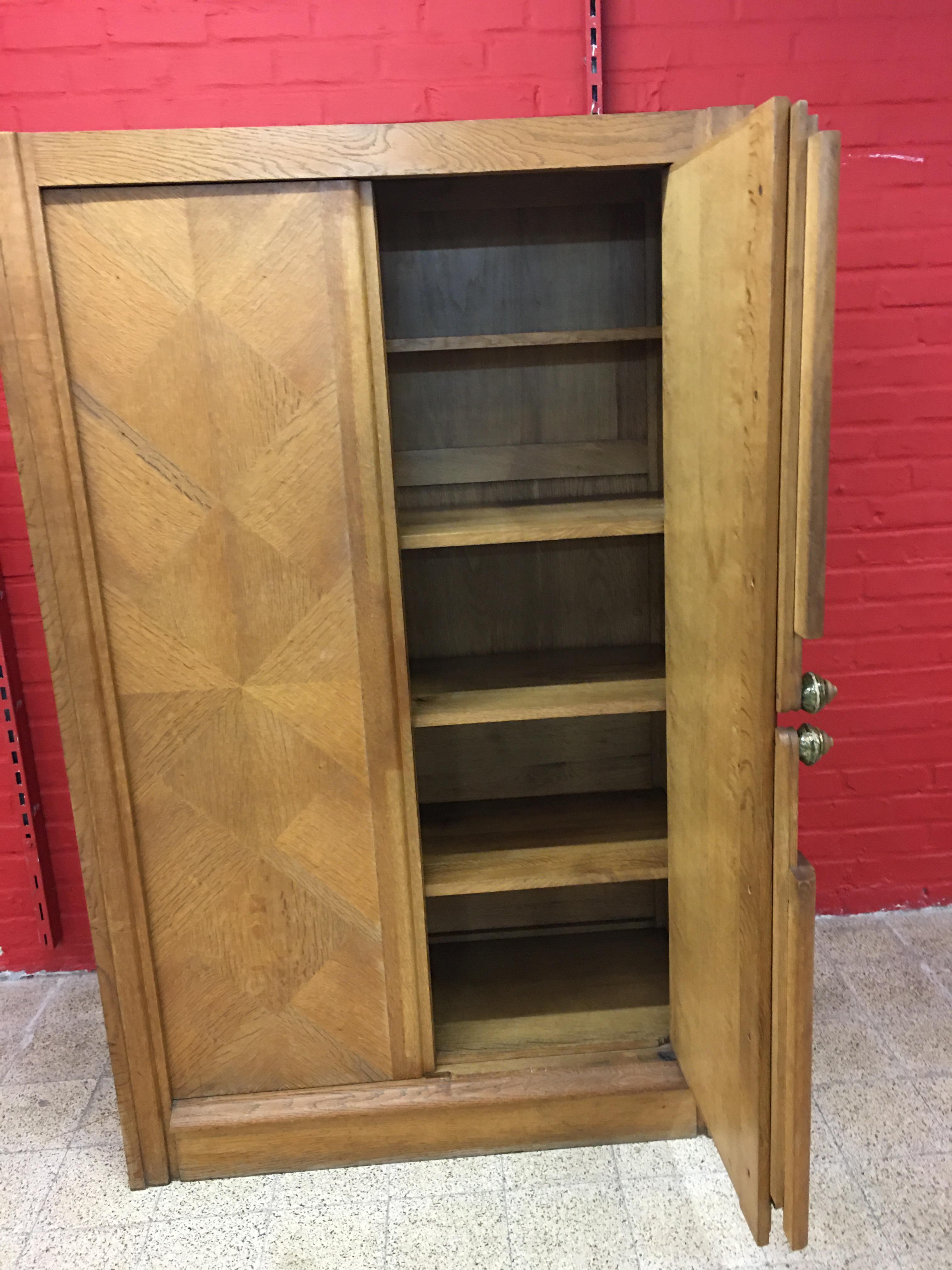 Français Armoire en chêne Guillerme et Chambron, 1960, Votre Maison Edition