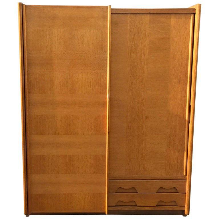 Guillerme et Chambron, cassettiera in rovere del 1970, edizione Votre Maison.

 Votre Maison: uno stile, un concetto, una mentalità.

La storia di Votre Maison inizia nel 1940 in Prussia, vicino al lago Mazaurien. Uno stalag, un campo di legno...