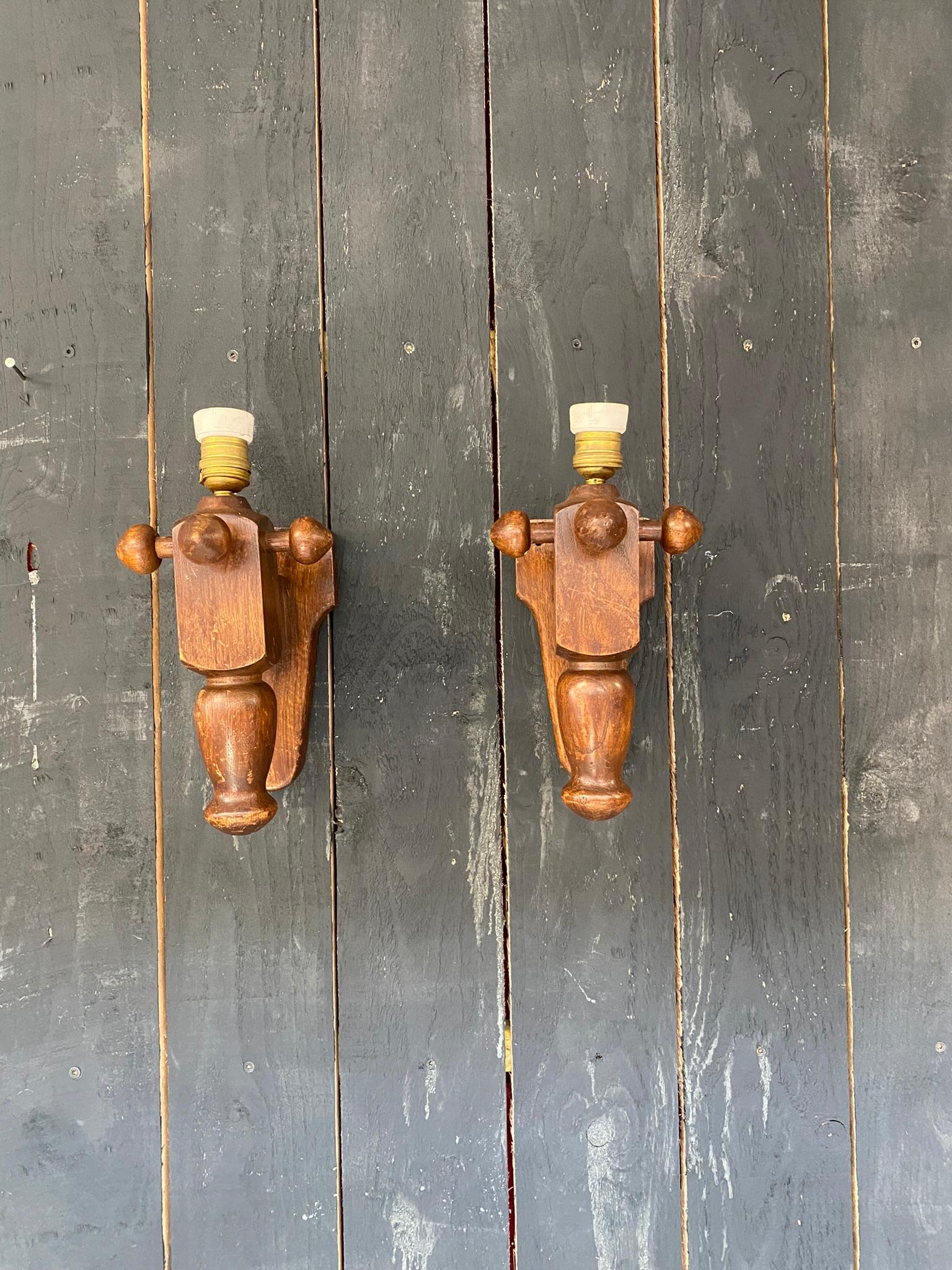 Guillerme et Chambron 5 wall sconces en chene, edition Votre Maison, circa 1970.
price is for one
3 are available.