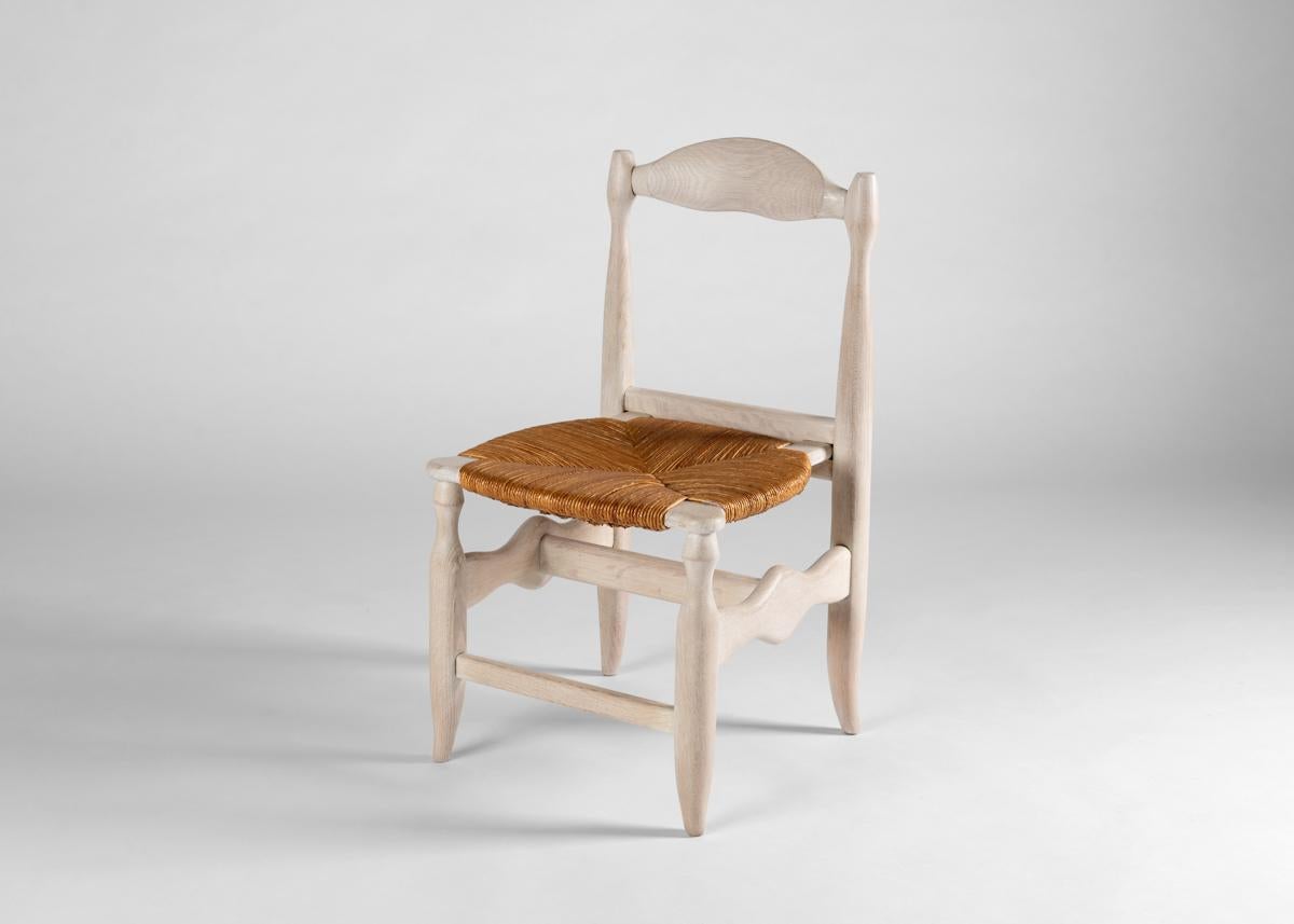 Cet élégant ensemble de six chaises de salle à manger en chêne chaulé du célèbre designer français Robert Guillerme, a été créé dans le cadre d'une ligne de design qu'il a produite pour la société Votre Maison.

Guillerme a accordé autant