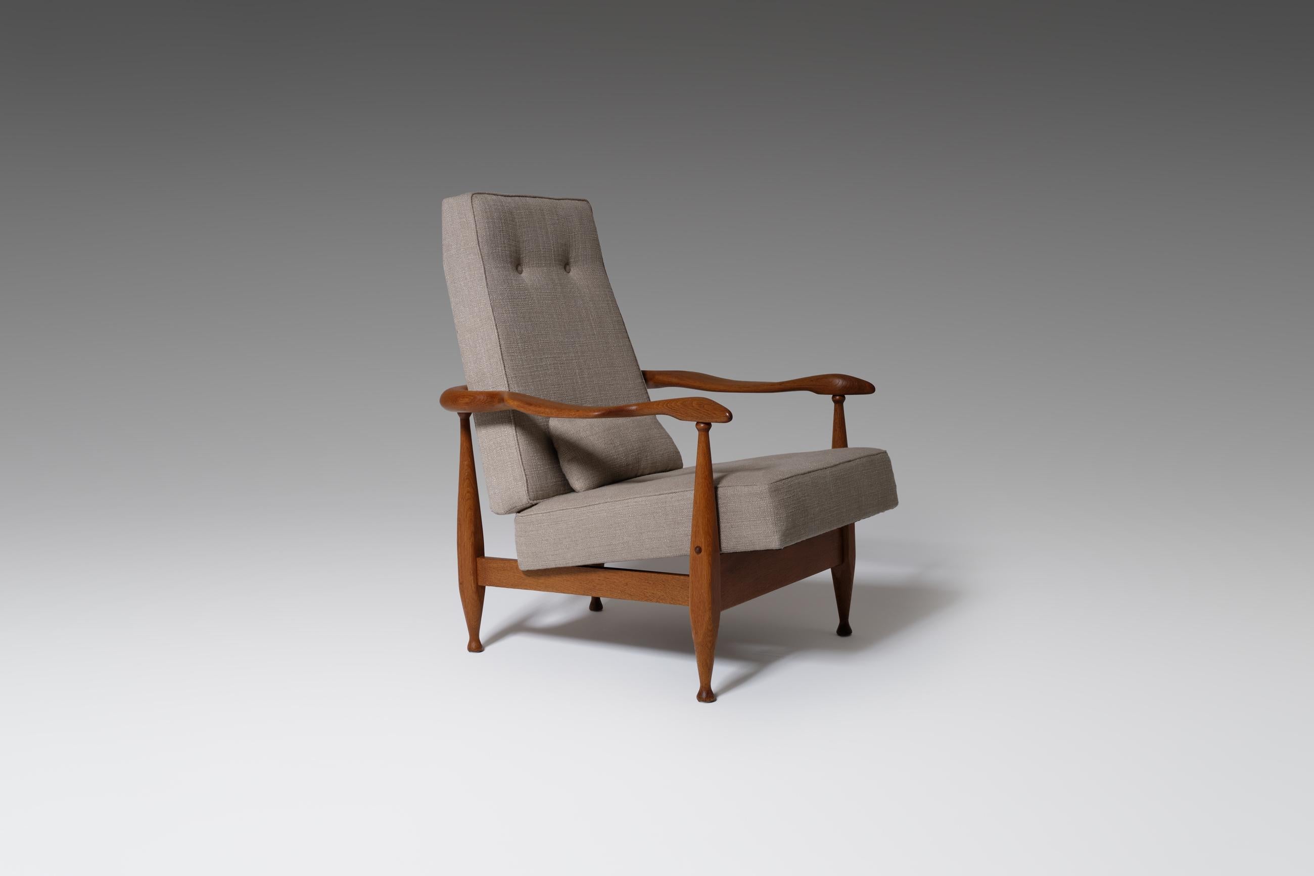 Rare ‘Dagober’ / ‘Air France’ lounge chair by Guillerme et Chambron, France 1960s. The very well constructed solid oak frame shows many interesting shapes and lines which is making it almost sculptural. The shape of the armrests guides your arms in