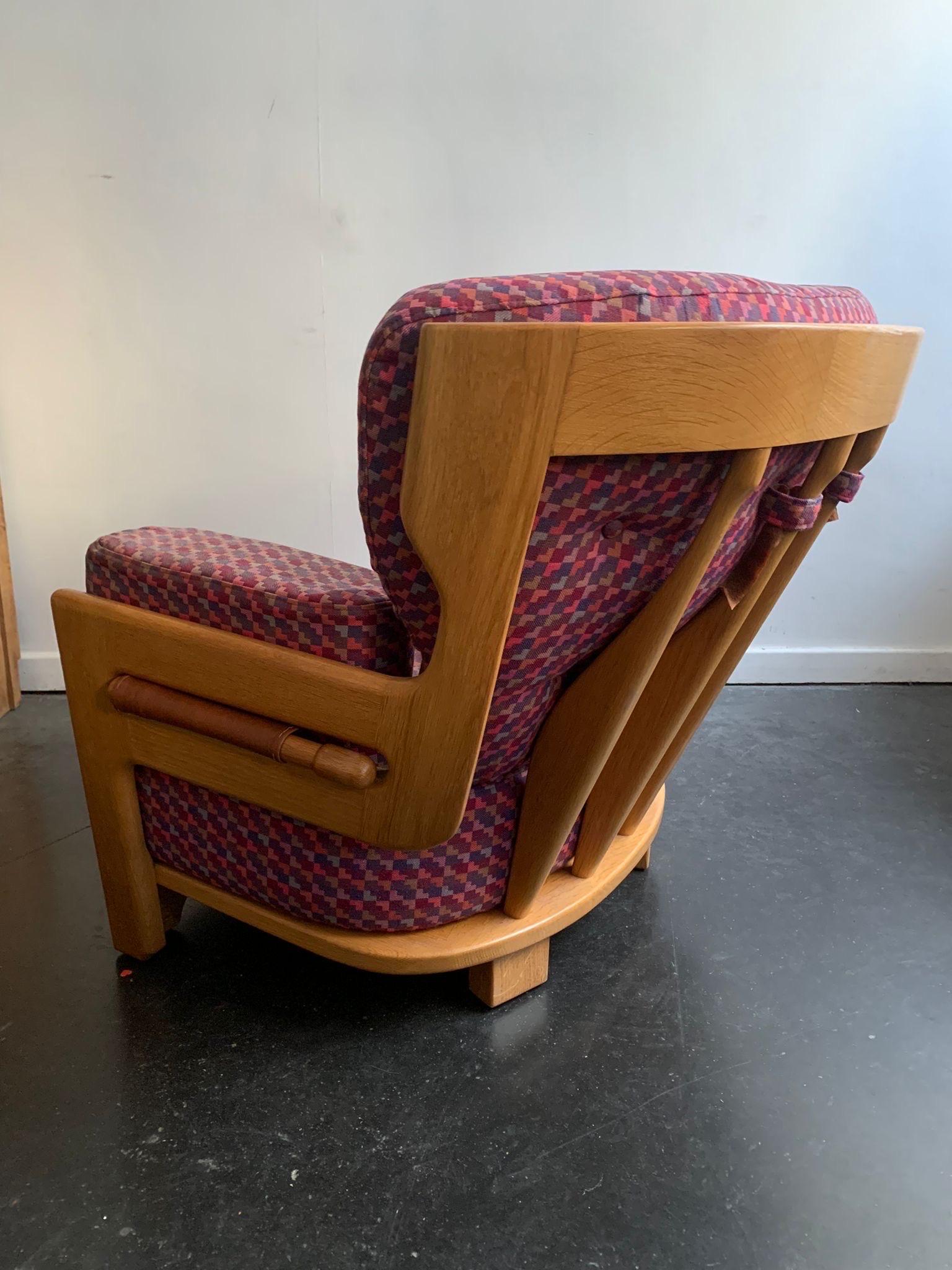fauteuil avec son ottoman (rare) réalisé par Jacques Chambron et Robert Guillerme  avec un dossier très haut
en chêne offrent une assise très confortable
