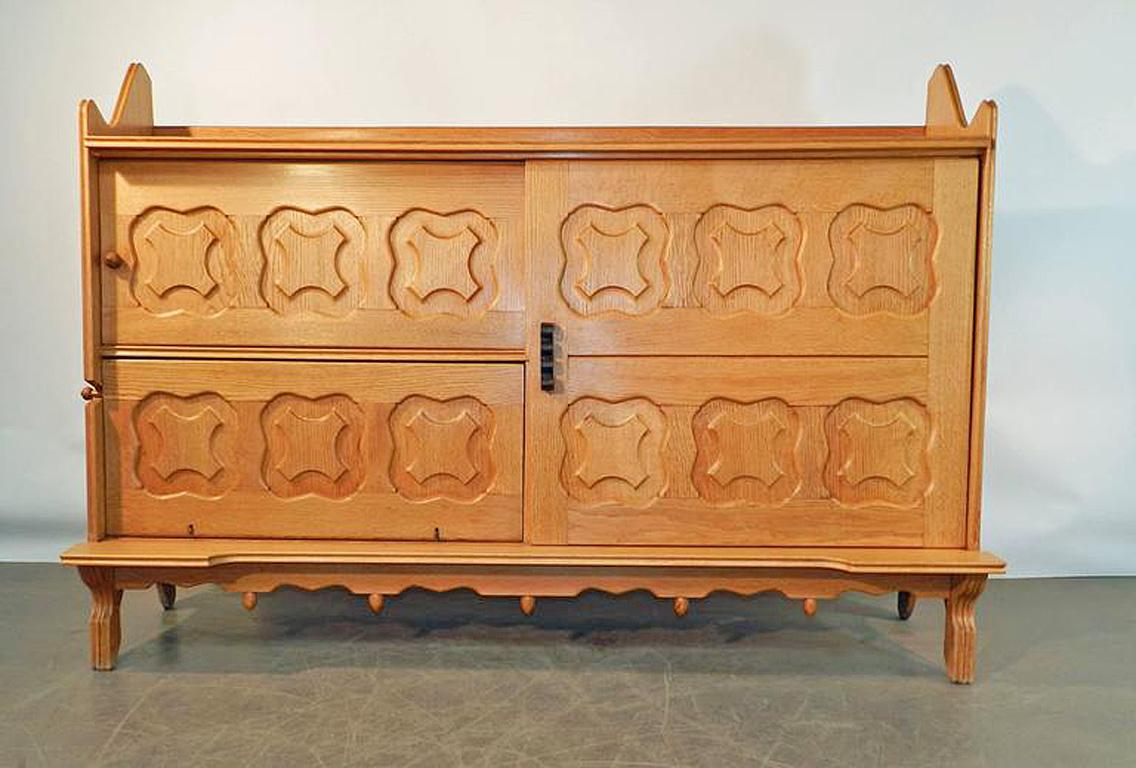 Guillerme et Chambron, cabinet en chêne, édition Votre Maison, vers 1950 
.rare modèle 
