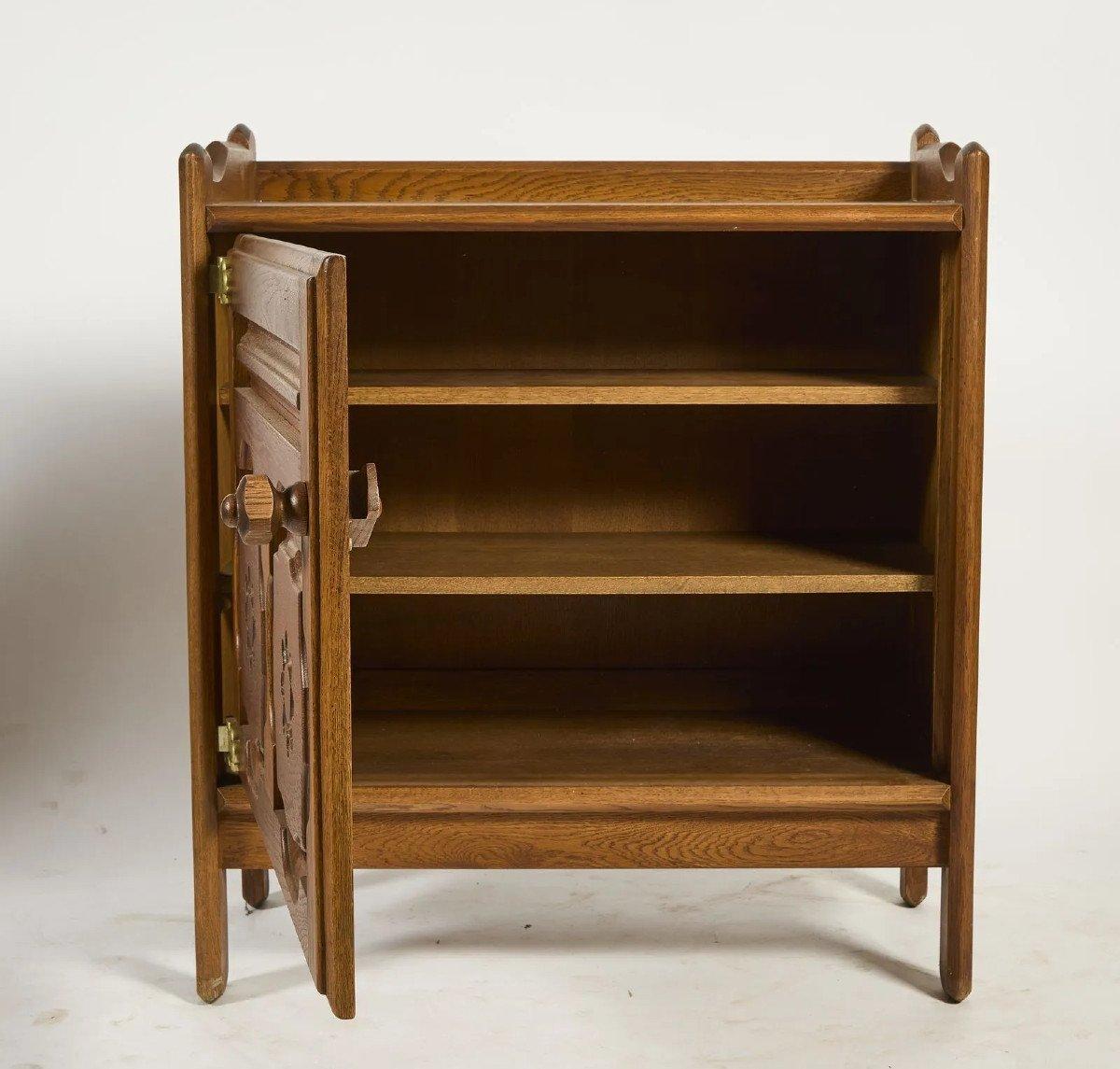 Guillerme et Chambron, mobile in oak, Edition Votre Maison circa 1960/1970.

 Votre Maison: uno stile, un concetto, una mentalità.

La storia di Votre Maison inizia nel 1940 in Prussia, vicino al lago Mazaurien. Uno stalag, un campo di legno...