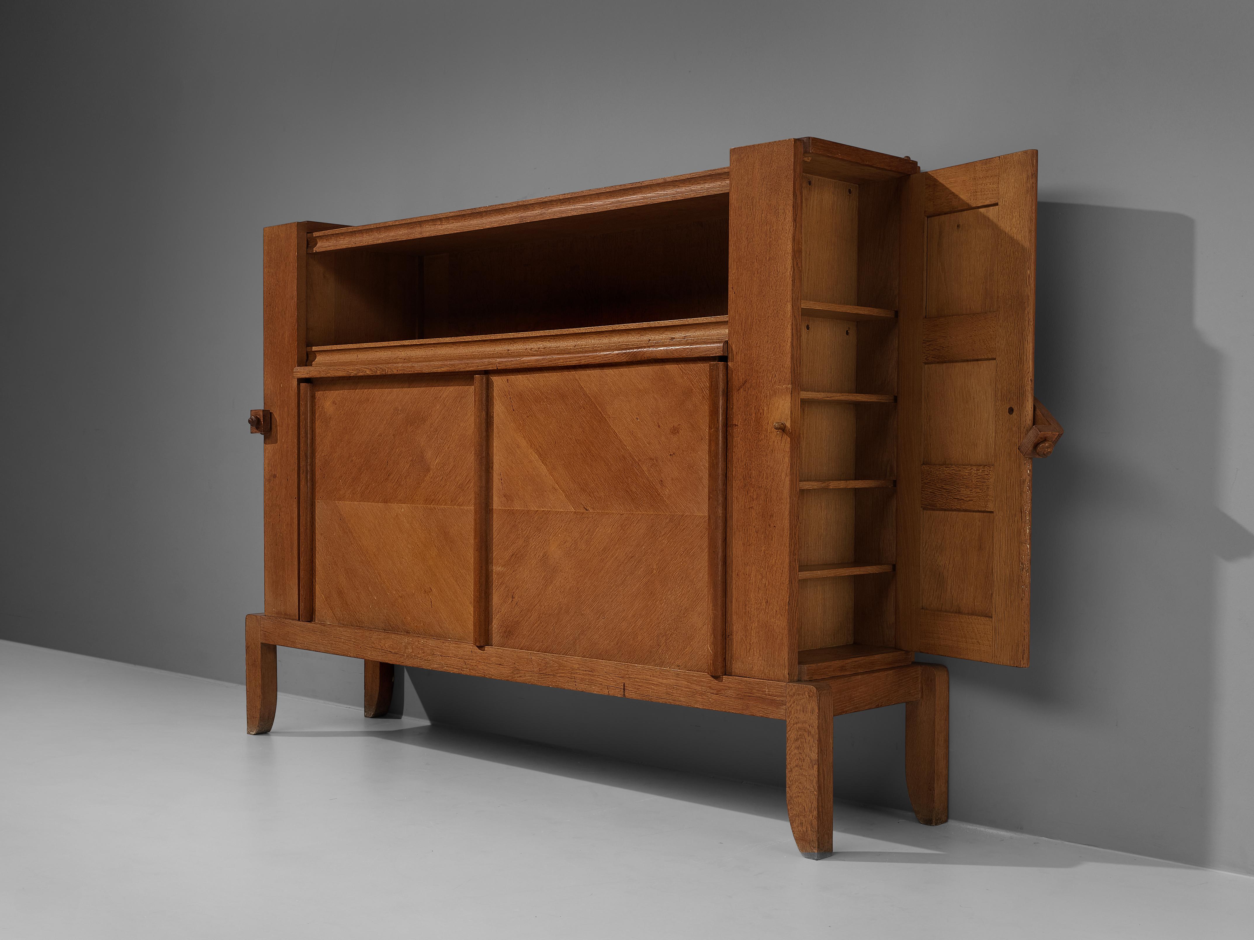Guillerme et Chambron, armoire, chêne, France, années 1960

Guillerme et Chambron démontrent une fois de plus leur talent pour concevoir des meubles fonctionnels, bien réalisés et qui attirent l'œil. Cette armoire cubique combine des étagères