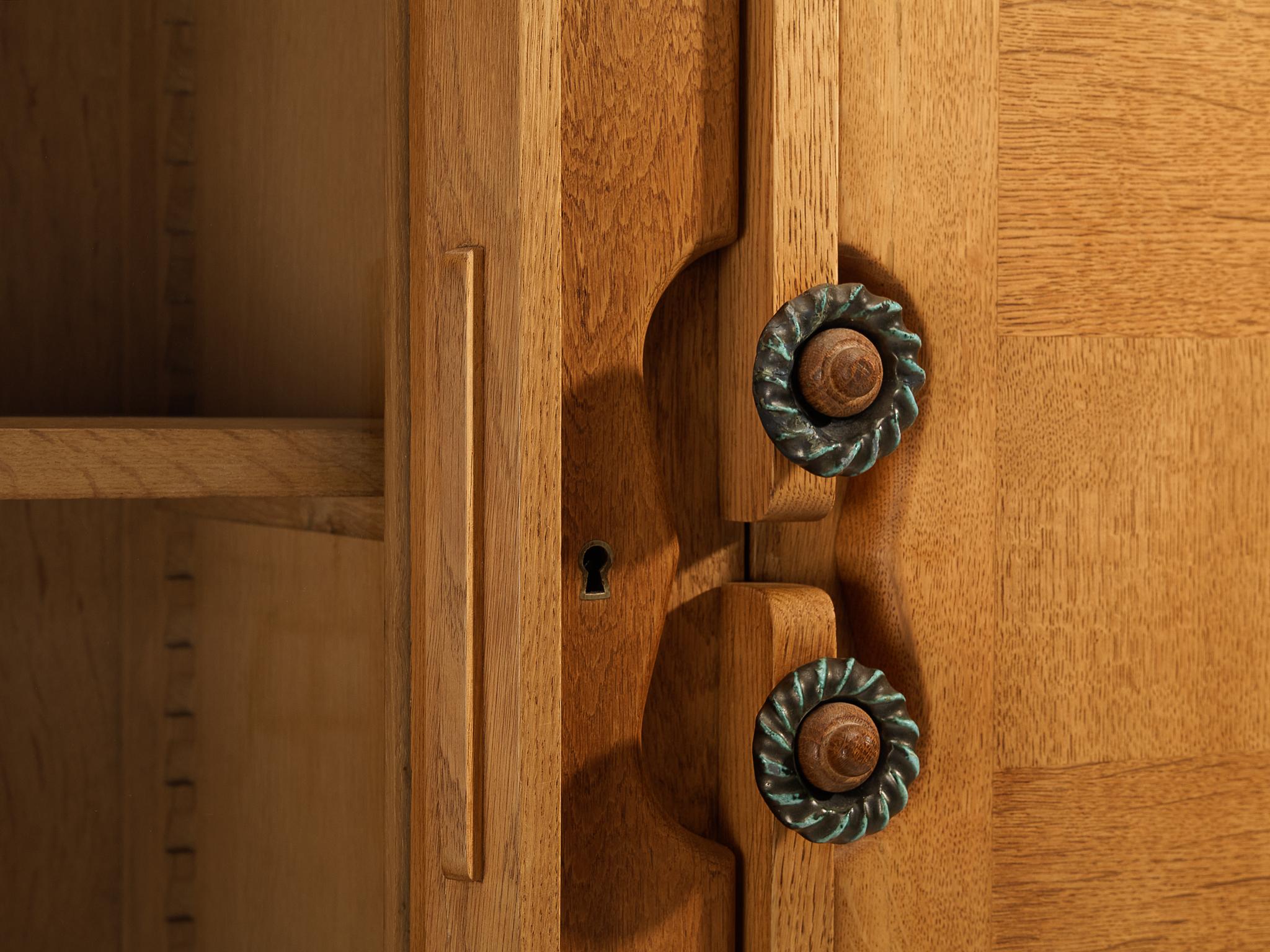Mid-Century Modern Armoire Guillerme et Chambron en Oak avec porte en verre en vente