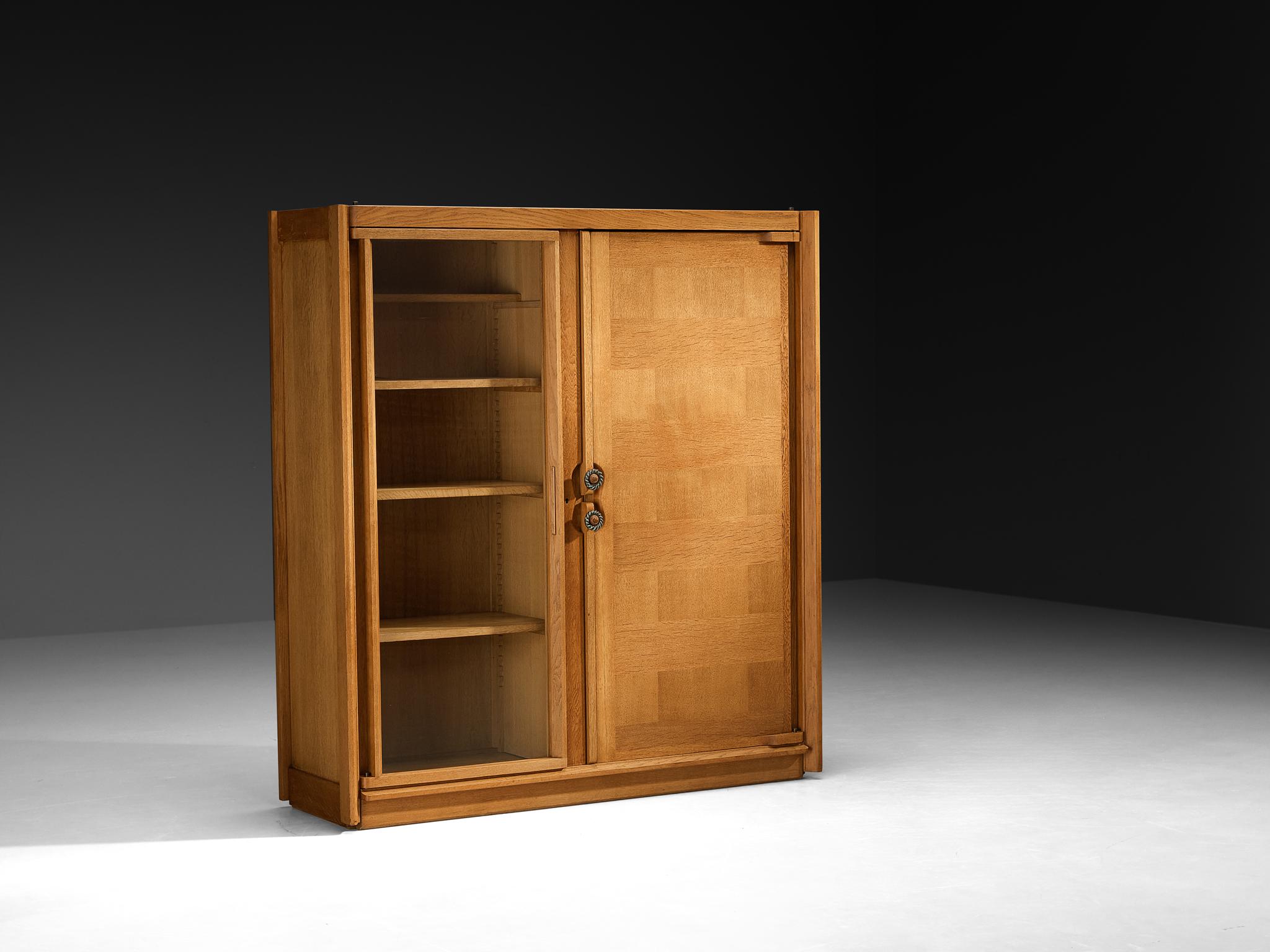 Français Armoire Guillerme et Chambron en Oak avec porte en verre en vente