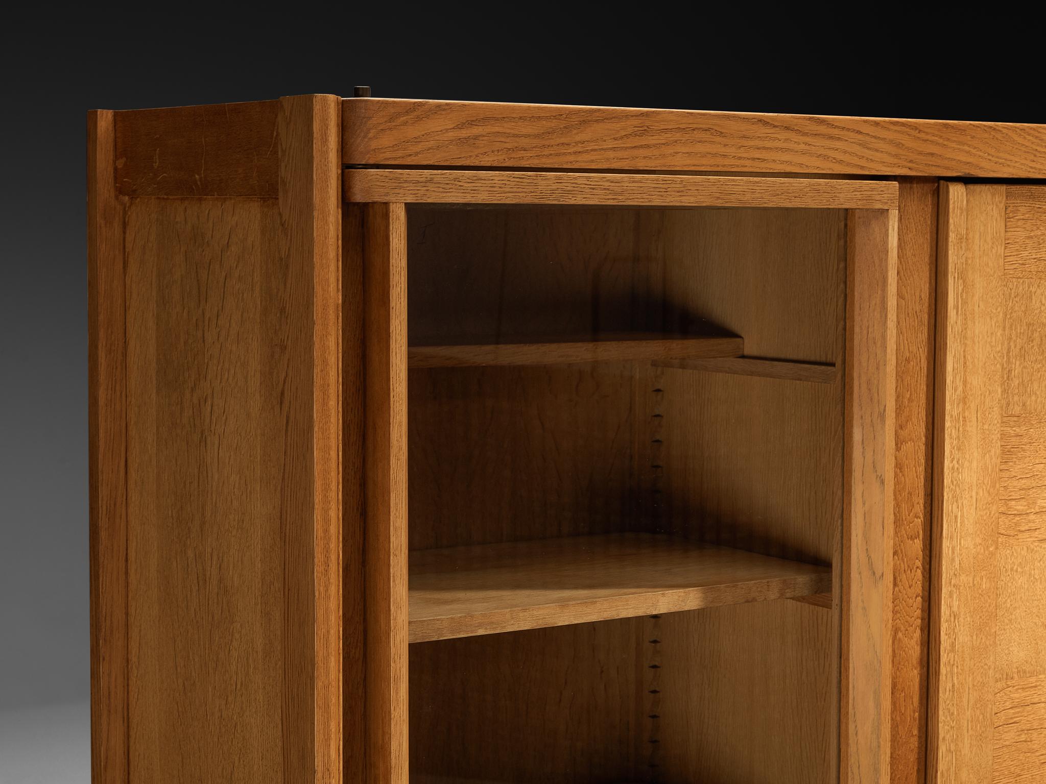 Milieu du XXe siècle Armoire Guillerme et Chambron en Oak avec porte en verre en vente