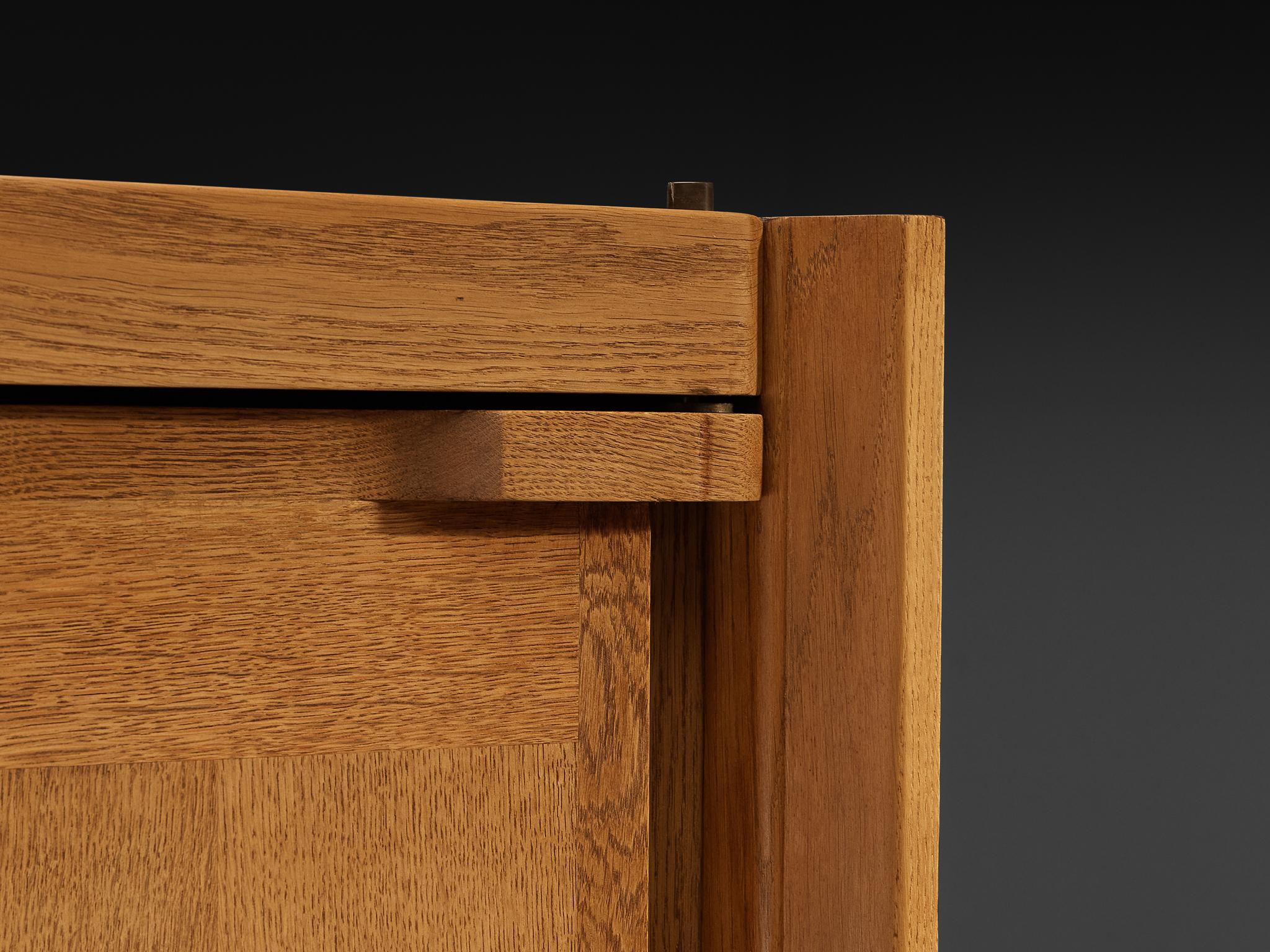 Verre Armoire Guillerme et Chambron en Oak avec porte en verre en vente