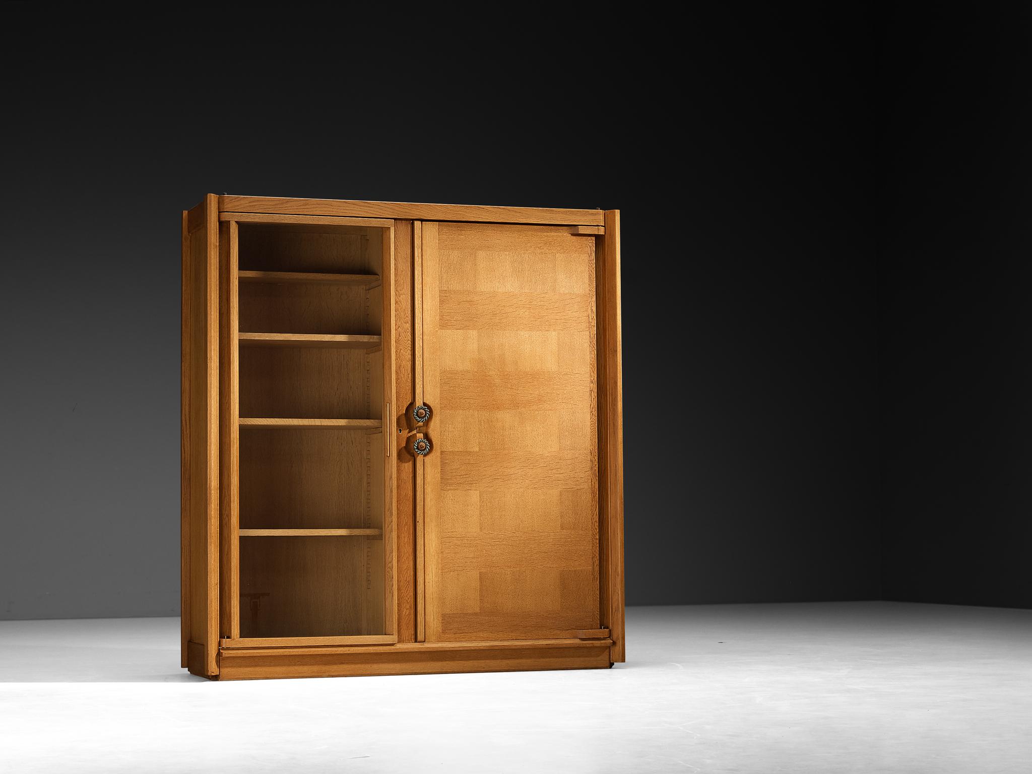 Armoire Guillerme et Chambron en Oak avec porte en verre en vente 1