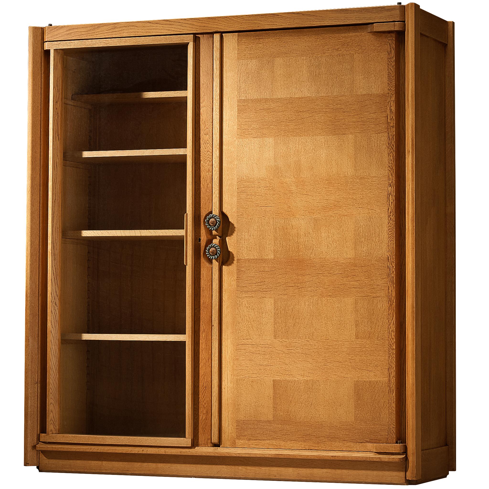 Armoire Guillerme et Chambron en Oak avec porte en verre en vente