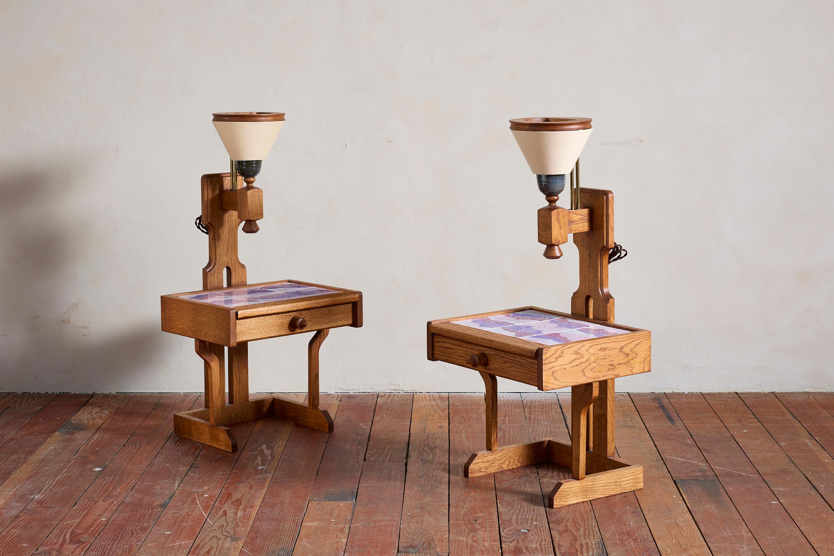 Seltenes Paar Nachttische von Guillerme et Chambron mit eingebauten Lampen 
Eichenholzrahmen mit Keramiksockeln und originalen rosa, lila und weißen Keramikfliesen 
Ausziehbare Schublade mit Holzknöpfen
Neu verkabelt und neue cremefarbene
