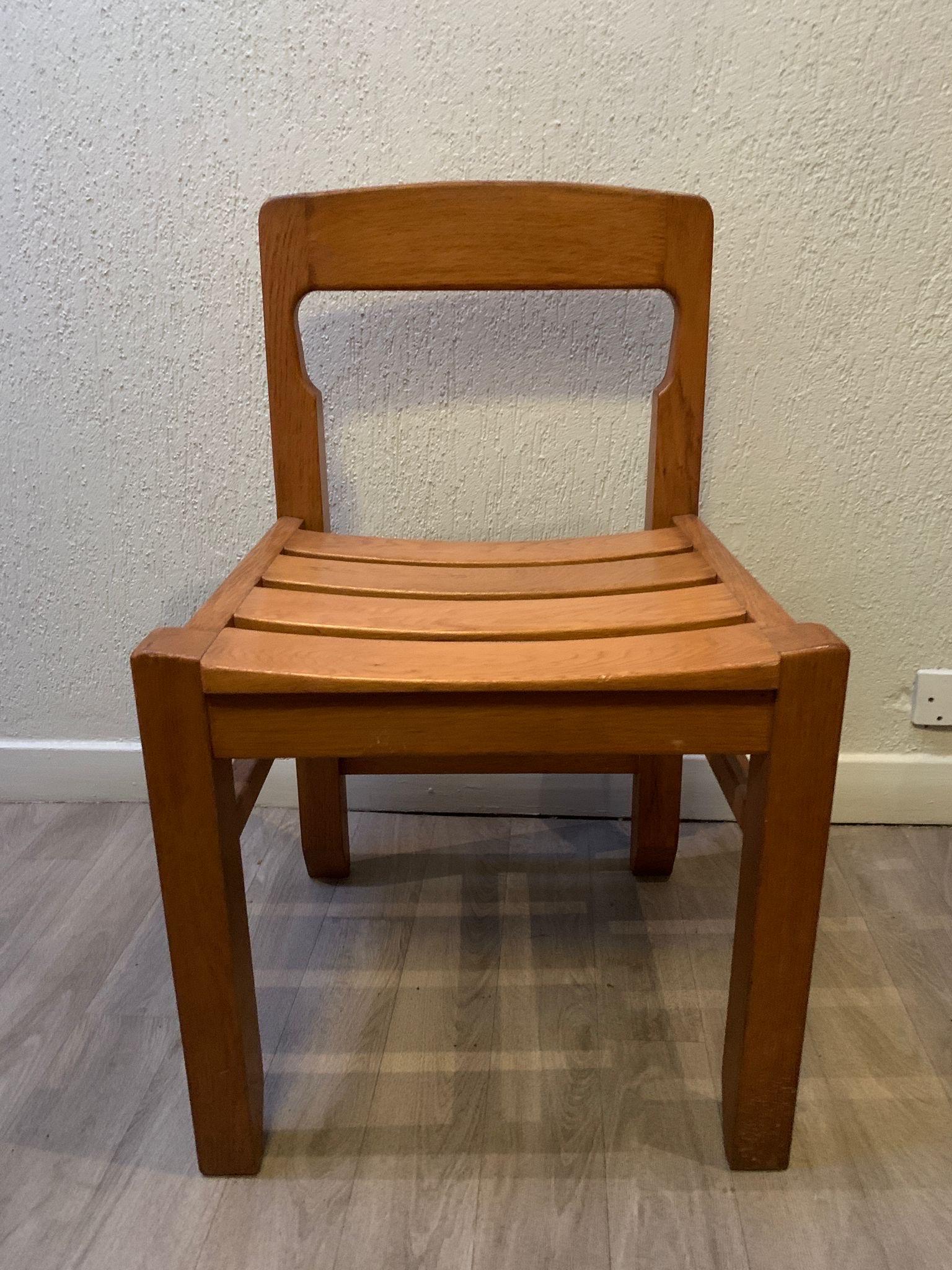 un'elegante sedia modele Merignies di Guillerme et Chambron edizione Votre Maison