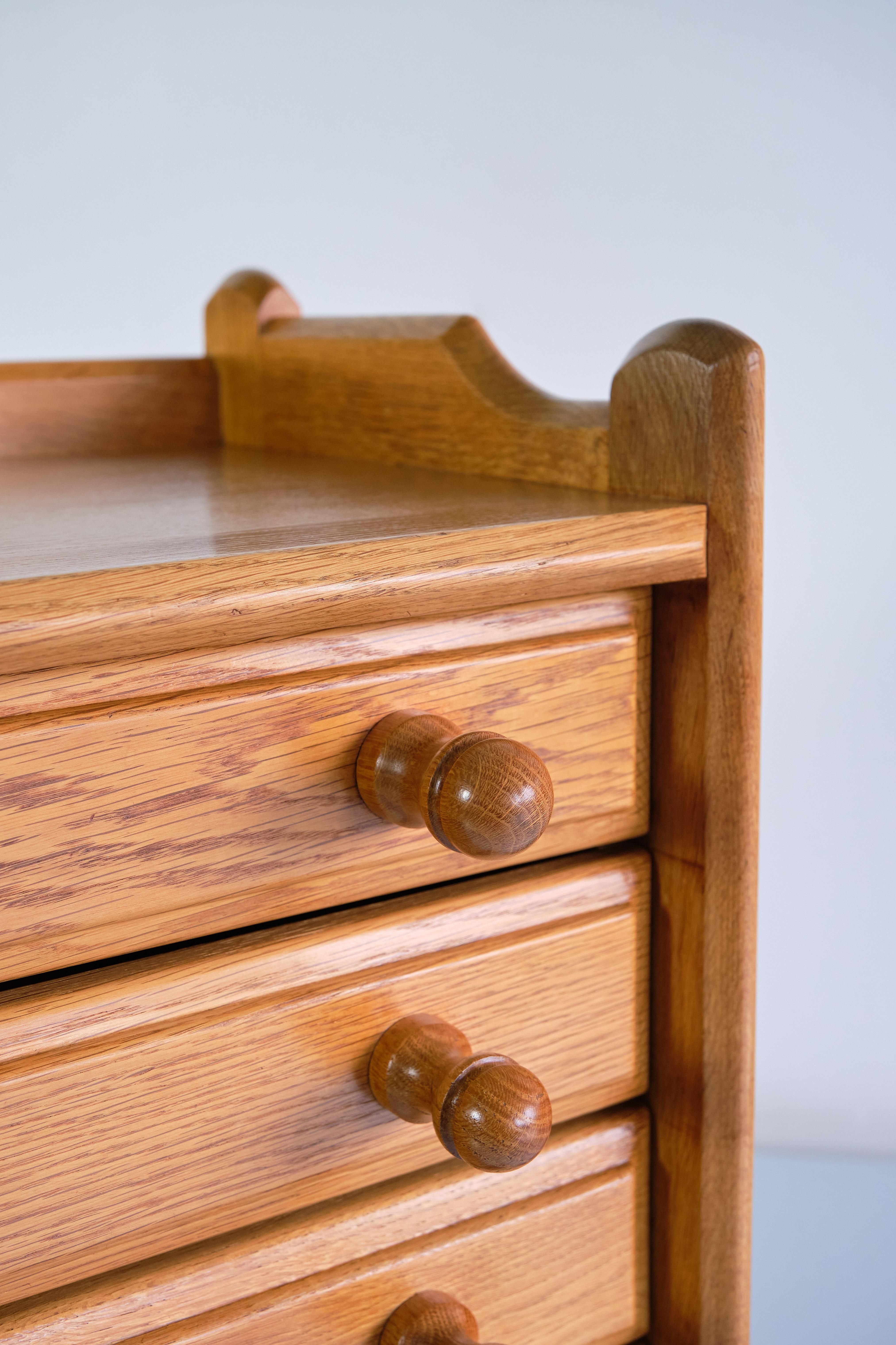 French Guillerme et Chambron Chest of Four Drawers in Oak, Votre Maison, France, 1960s For Sale