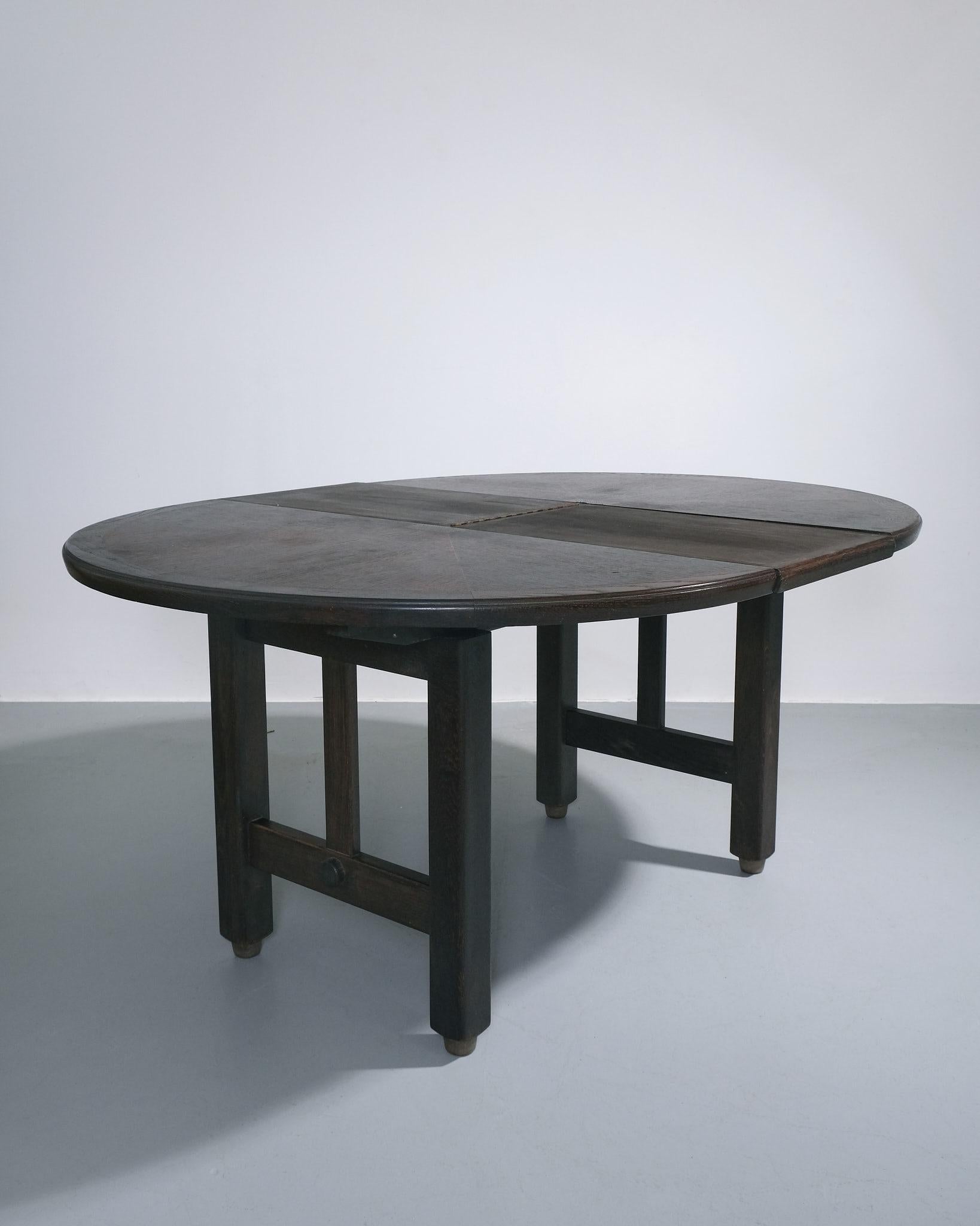 Guillerme et Chambron Table de salle à manger à rallonge à plateau circulaire Bon état - En vente à London, GB