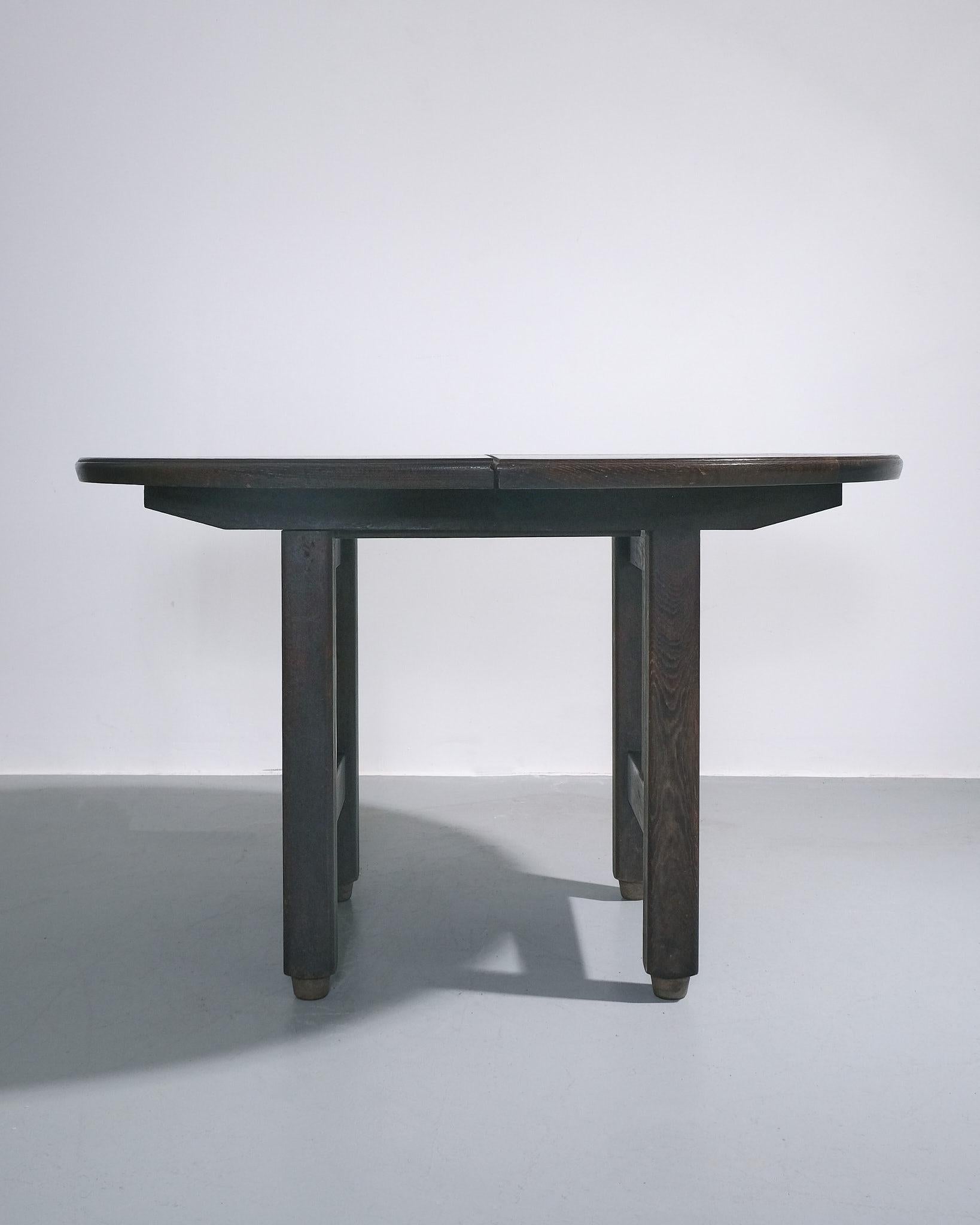 Chêne Guillerme et Chambron Table de salle à manger à rallonge à plateau circulaire en vente