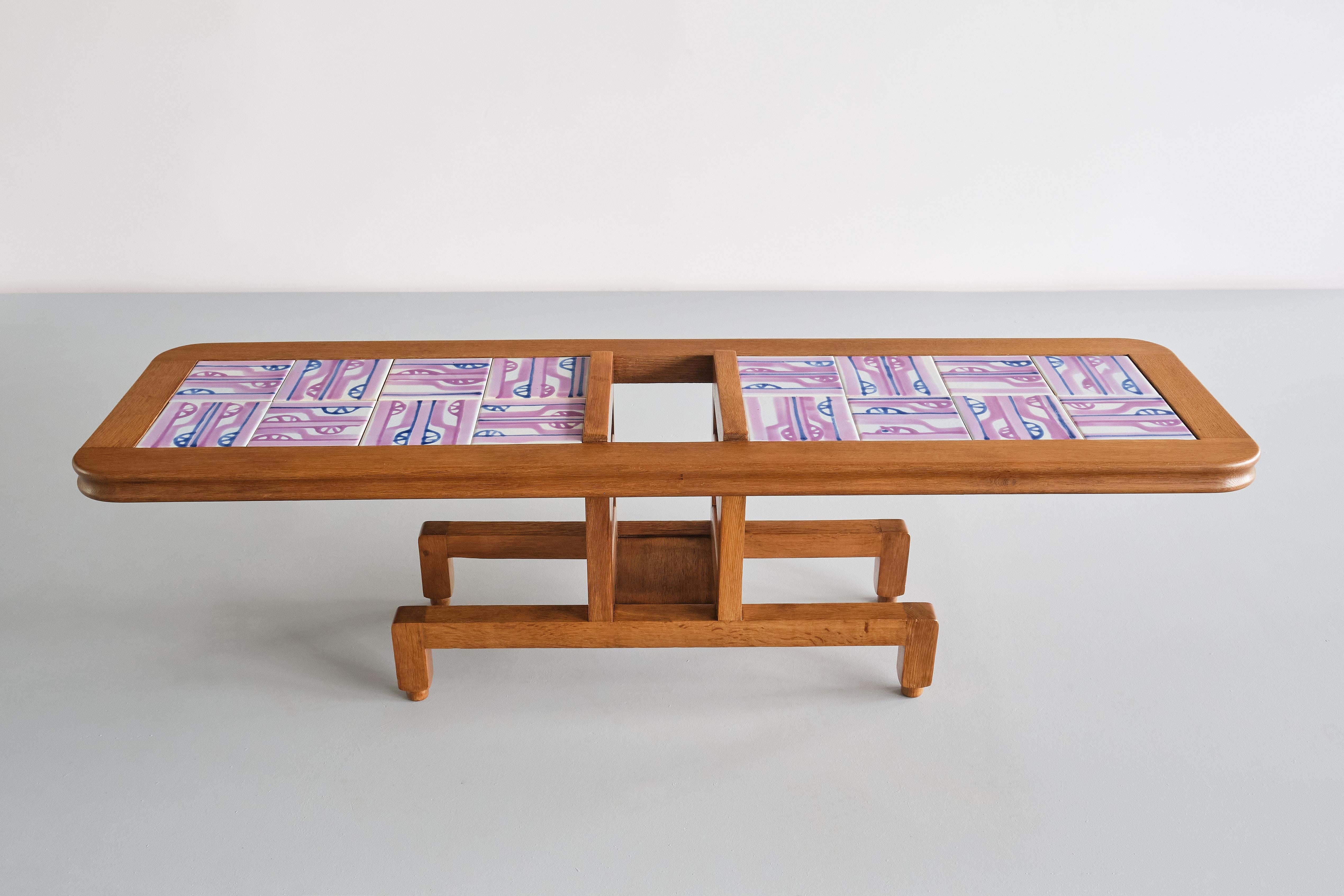 Cette étonnante table basse rectangulaire a été conçue par Jacques Chambron et Robert Guillerme dans les années 1960. Il a été produit par leur entreprise Votre Maison dans le nord de la France. Ce modèle particulier, baptisé 