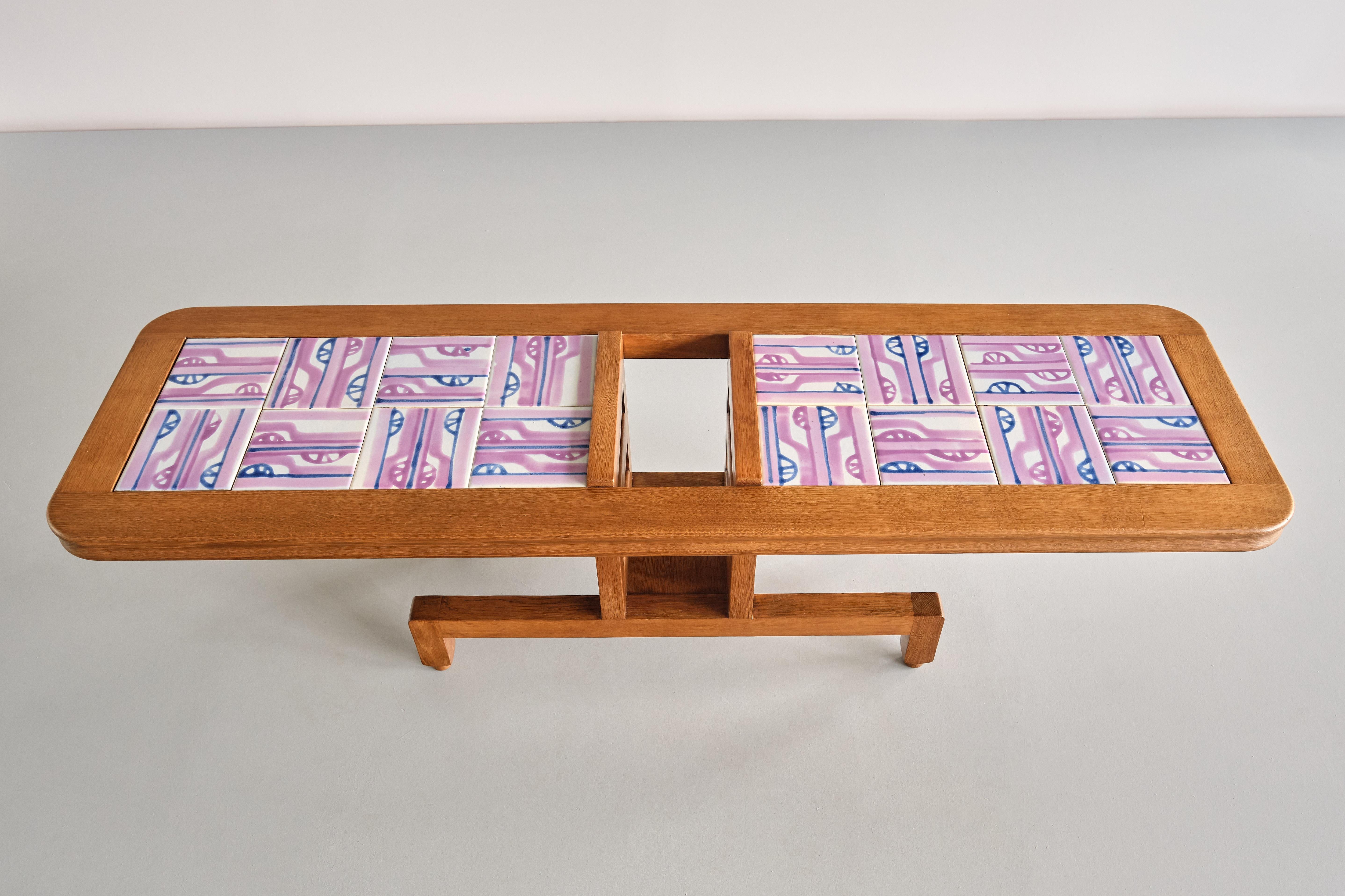 Mid-Century Modern Table basse Guillerme et Chambron, chêne et céramique, Votre Maison, France, années 1960 en vente