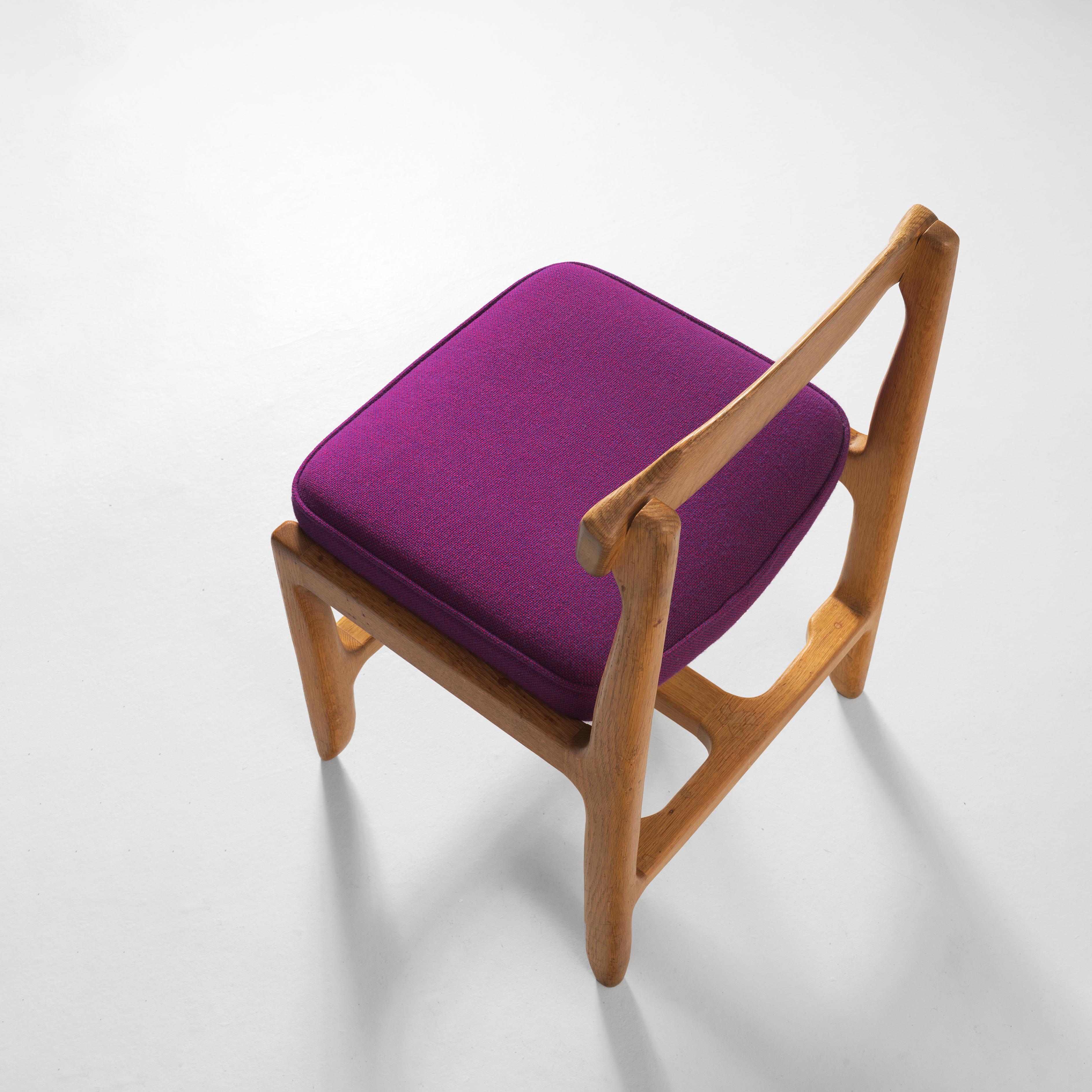 Français Guillerme & Chambron ensemble de quatre chaises de salle à manger en chêne et tapissées de violet  en vente