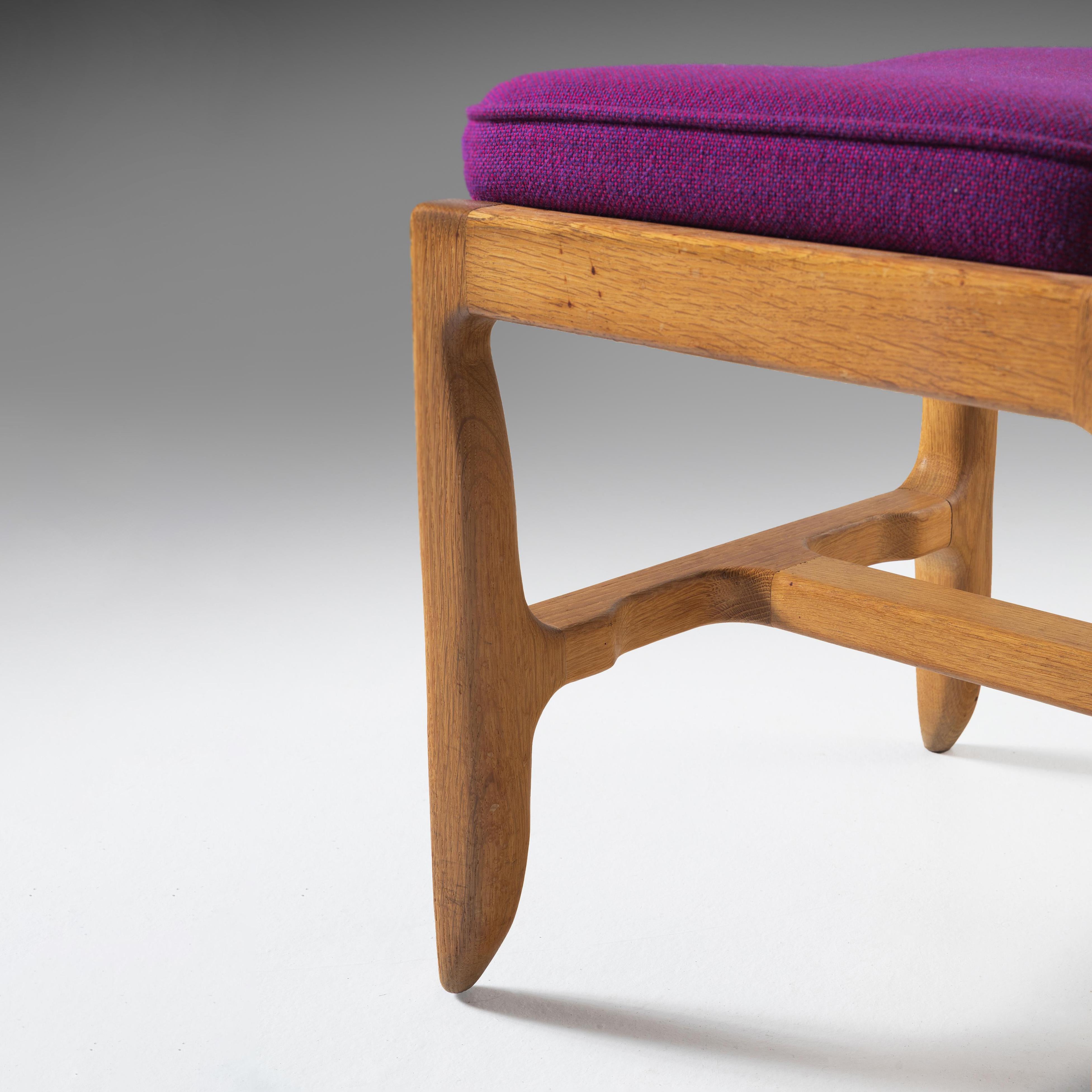 Tissu Guillerme & Chambron ensemble de quatre chaises de salle à manger en chêne et tapissées de violet  en vente