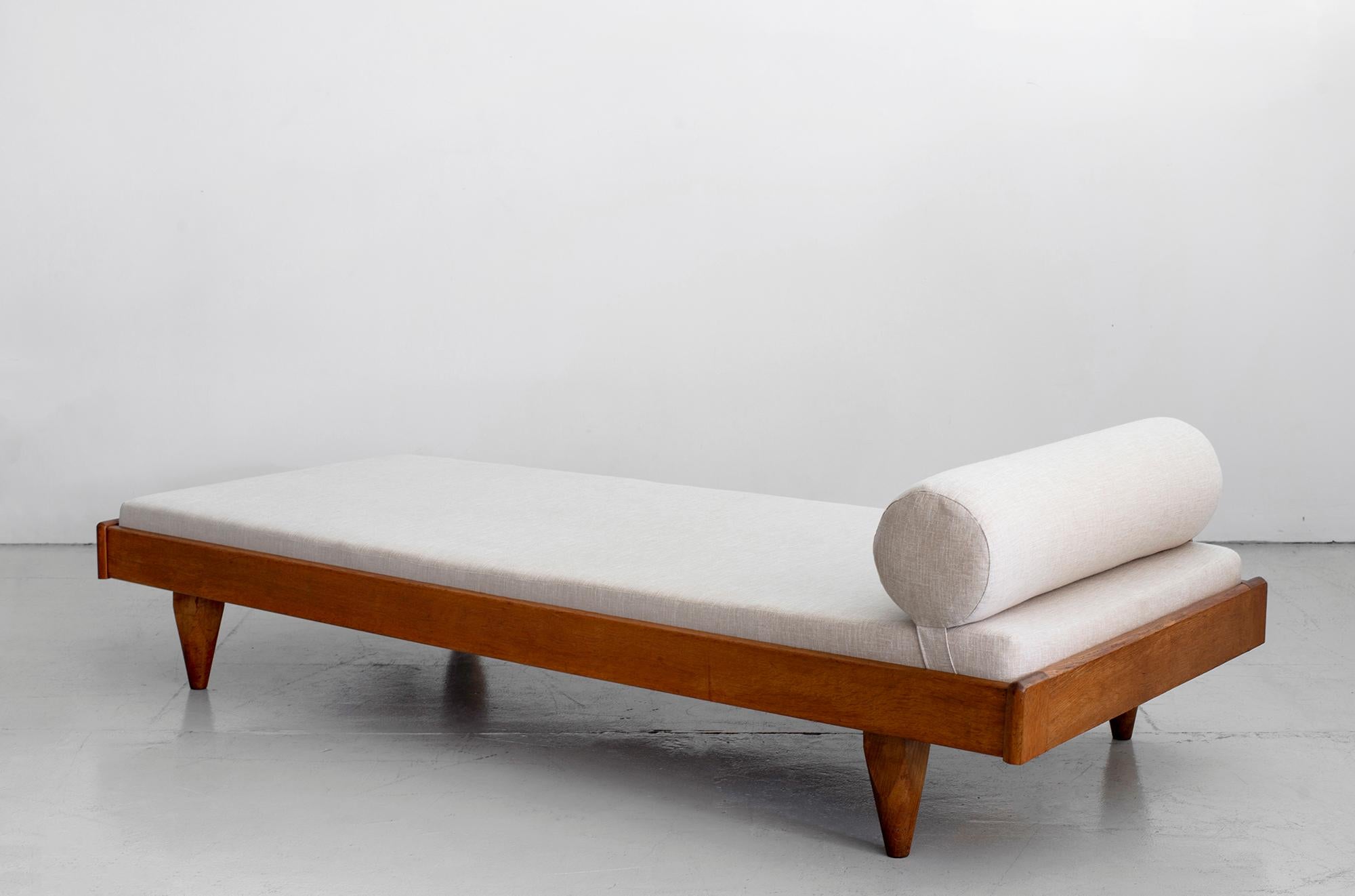 Guillerme et Chambron Daybed In Good Condition In Beverly Hills, CA