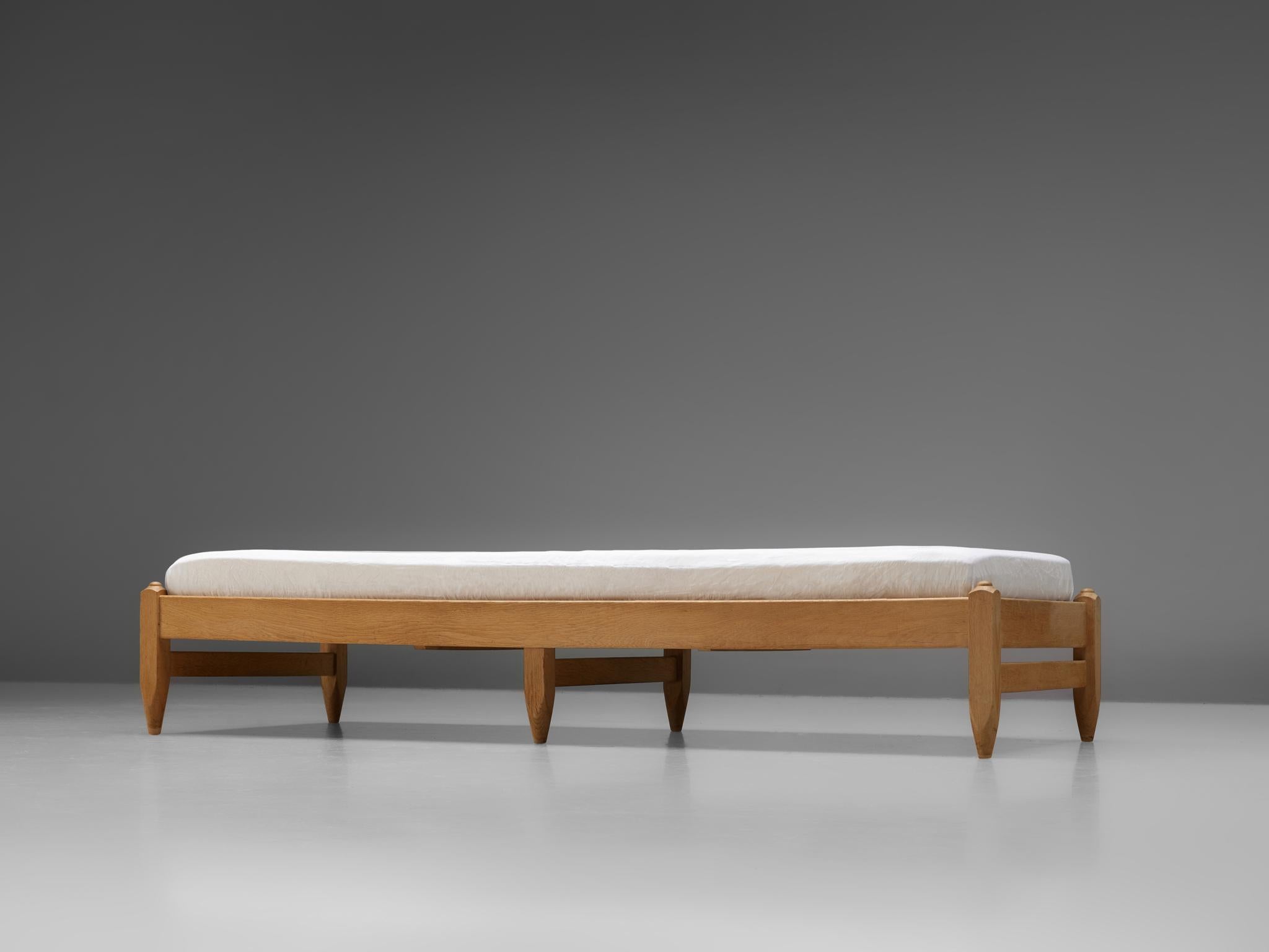 Guillerme et Chambron, daybed, oak, France, 1960s.

Sturdy daybed by Guillerme and Chambron, in solid oak with the typical characteristic details like the sculpted forms of the legs. They lift the bed at the ends as well as in the middle of the bed.