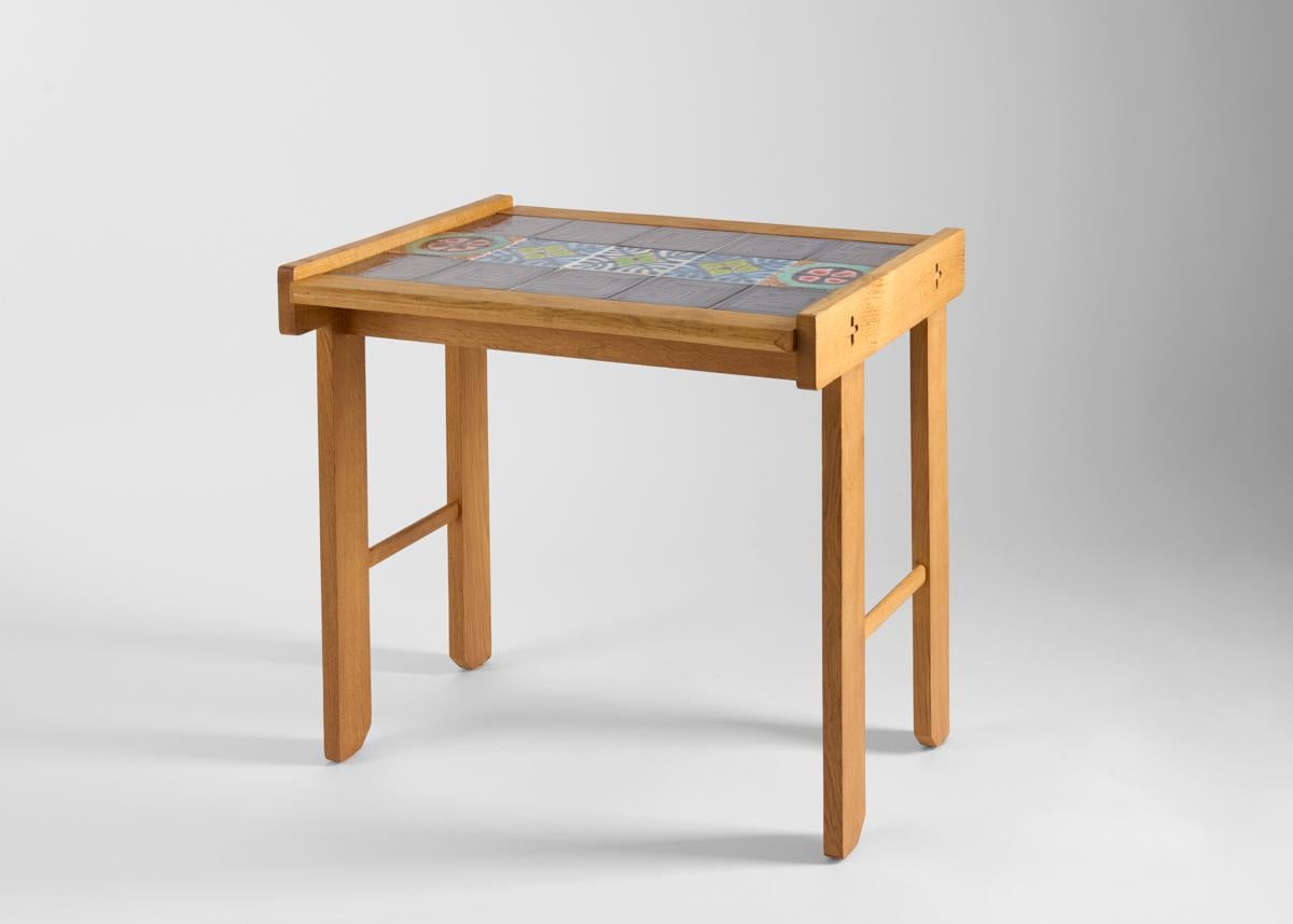 Mid-Century Modern Guillerme et Chambron, table à écrire en chêne surmontée de carreaux, France, milieu du 20e siècle en vente