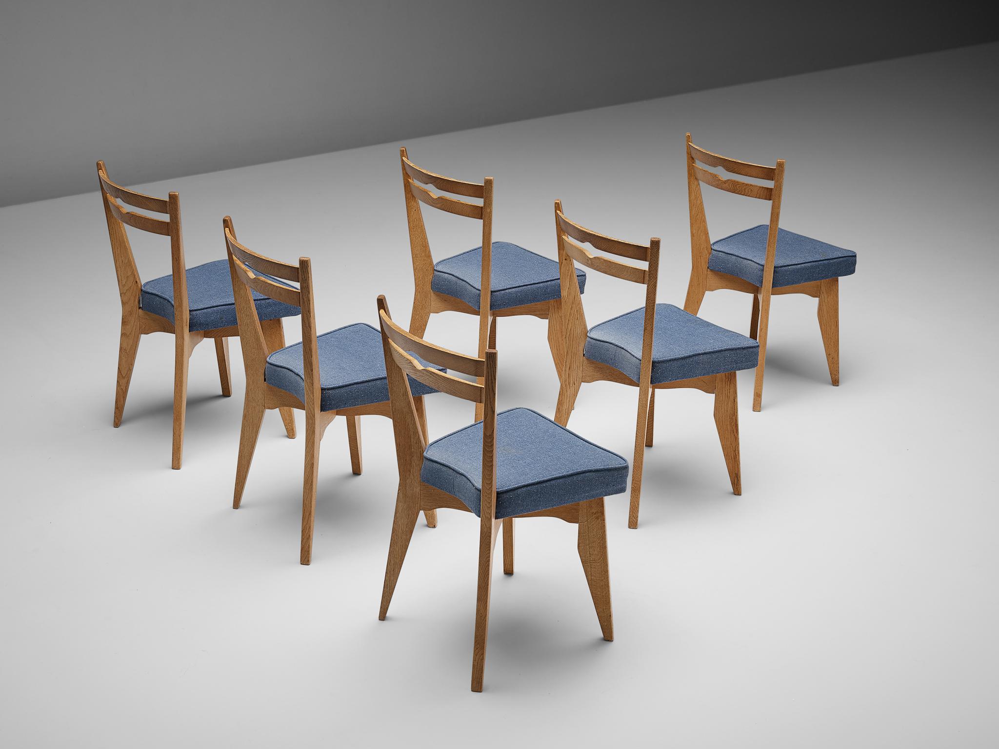 Guillerme et Chambron, set of six dining chairs, solid oak, fabric upholstery, France, 1960s

These dining chairs in solid oak are designed by the French designer duo Jacques Chambron and Robert Guillerme. On four tapered legs rests the seating with