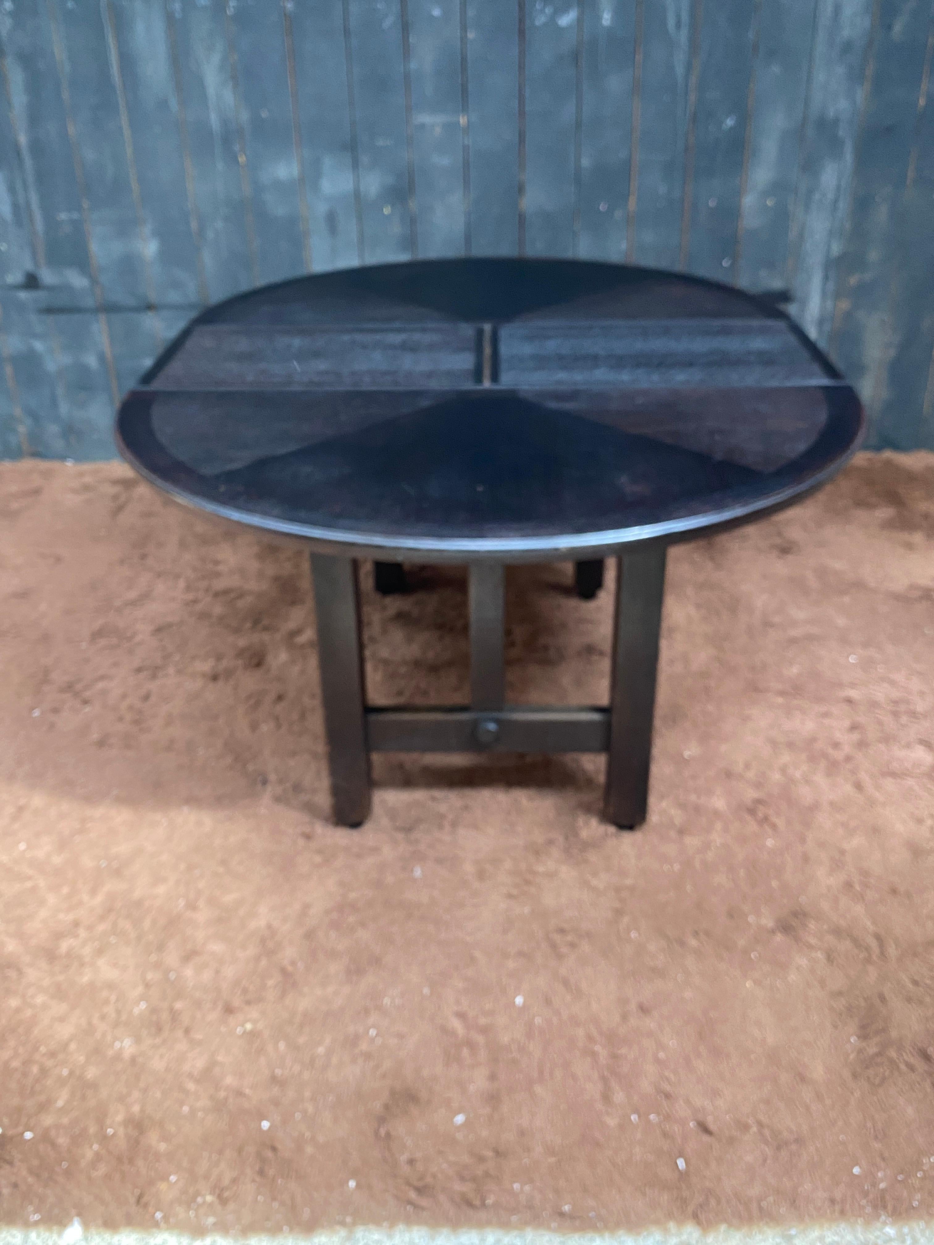 Table de salle à manger Guillerme et Chambron en chêne noirci, Edition Votre Maison circa en vente 2