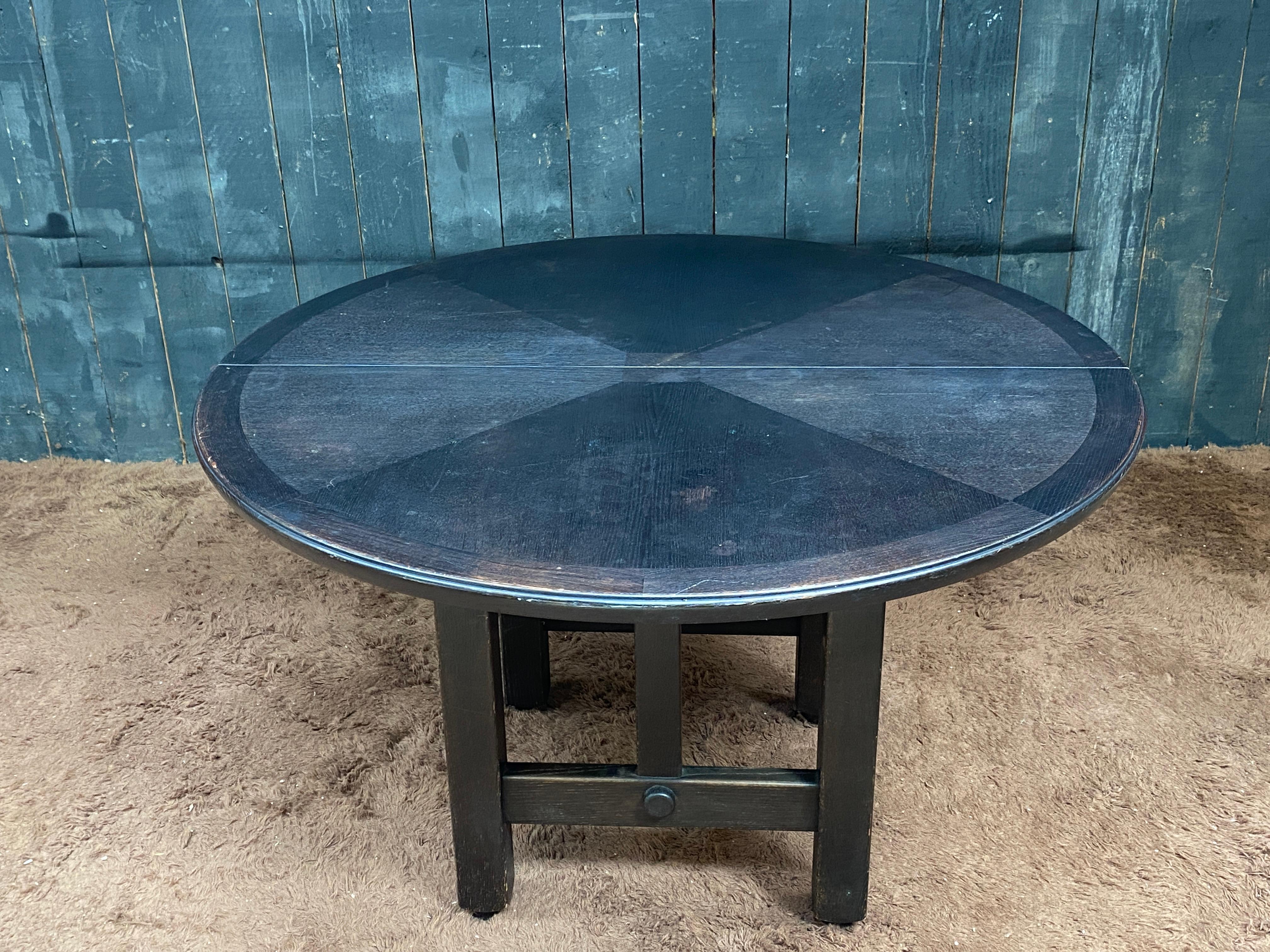 Table de salle à manger Guillerme et Chambron en chêne noirci, Edition Votre Maison circa en vente 3