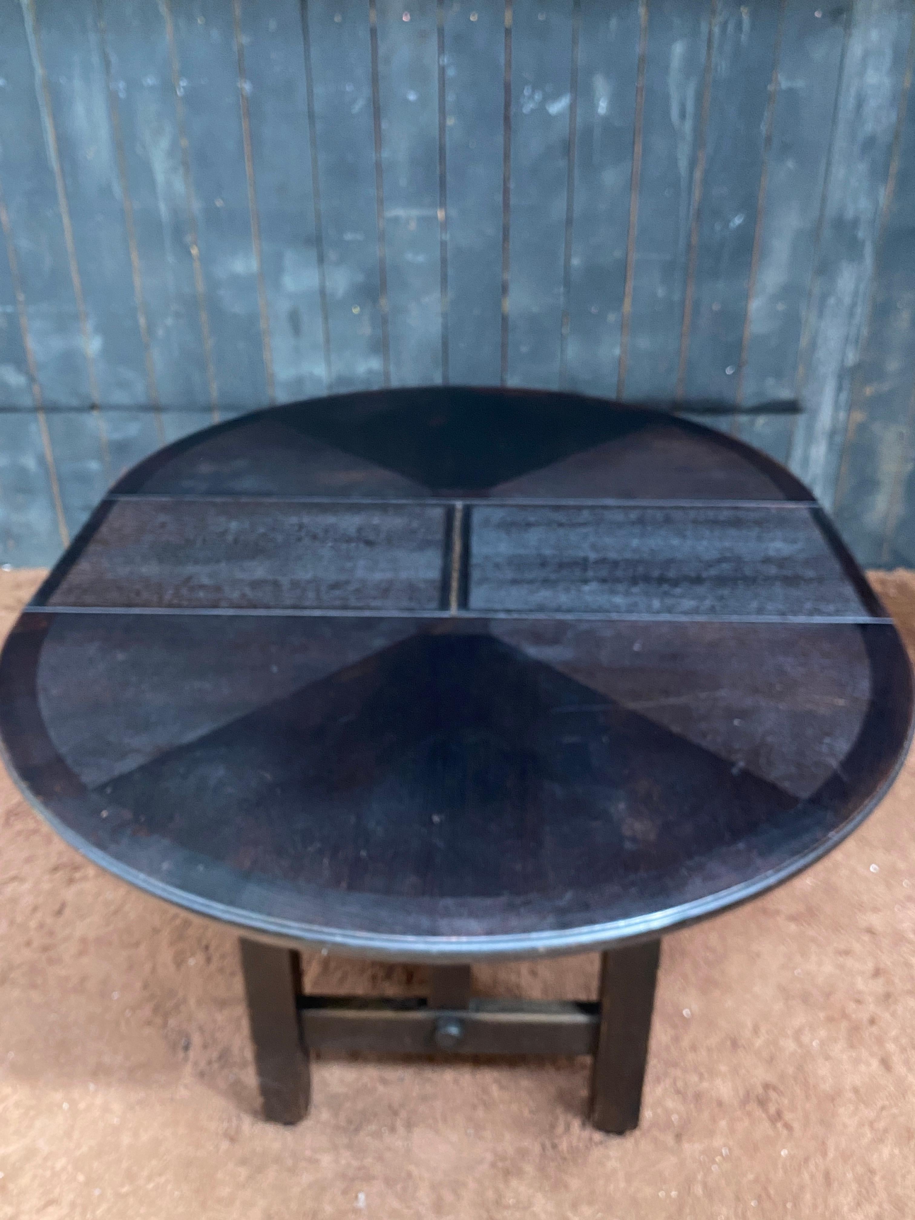 Table de salle à manger Guillerme et Chambron en chêne noirci, Edition Votre Maison circa en vente 4