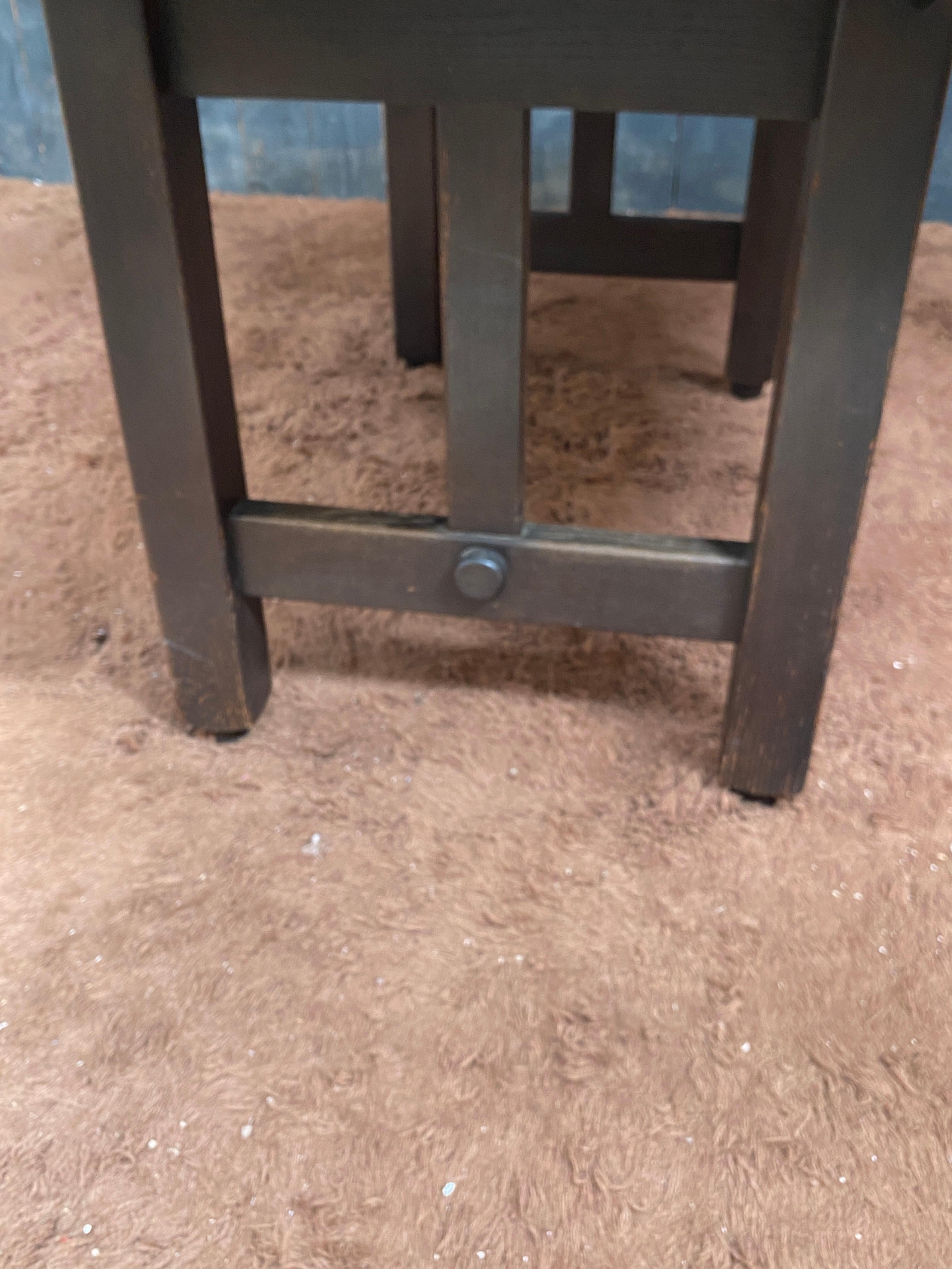 Table de salle à manger Guillerme et Chambron en chêne noirci, Edition Votre Maison circa en vente 5