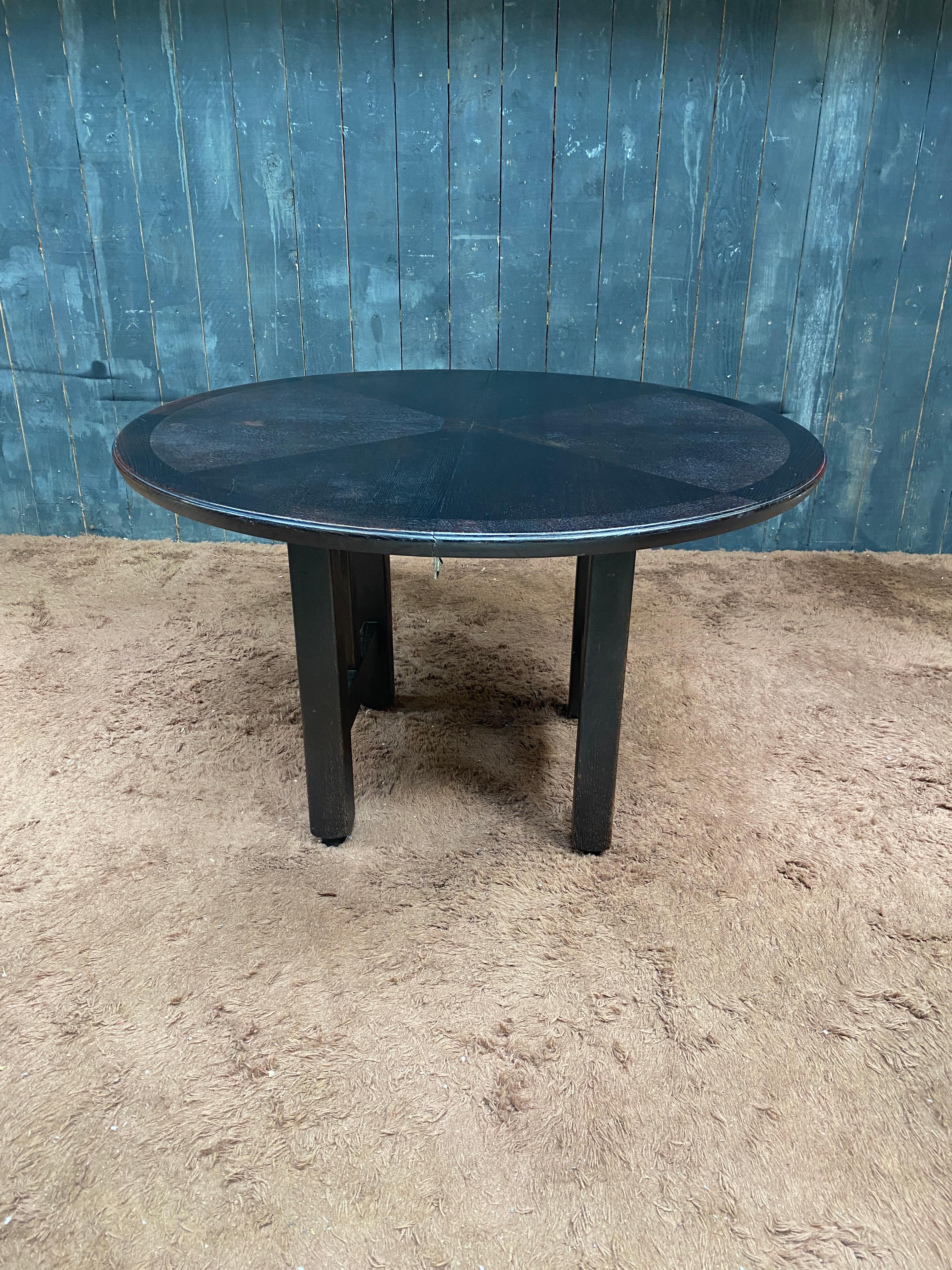  Table de salle à manger Guillerme et Chambron en chêne noirci, Edition Votre Maison circa 1970
avec une double feuille : 73x120x157 cm
les taches et les rayures qui peuvent être restaurées par notre ébéniste

