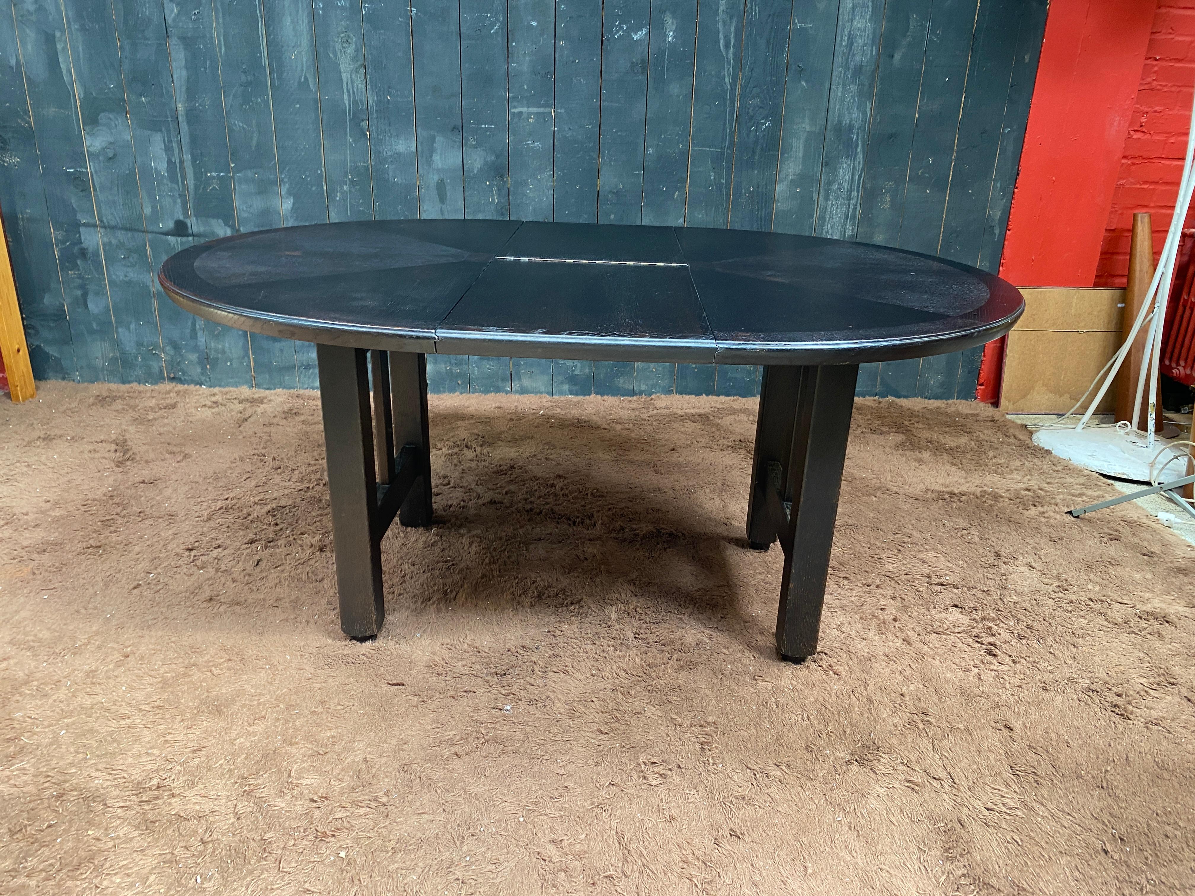 Table de salle à manger Guillerme et Chambron en chêne noirci, Edition Votre Maison circa Bon état - En vente à Saint-Ouen, FR