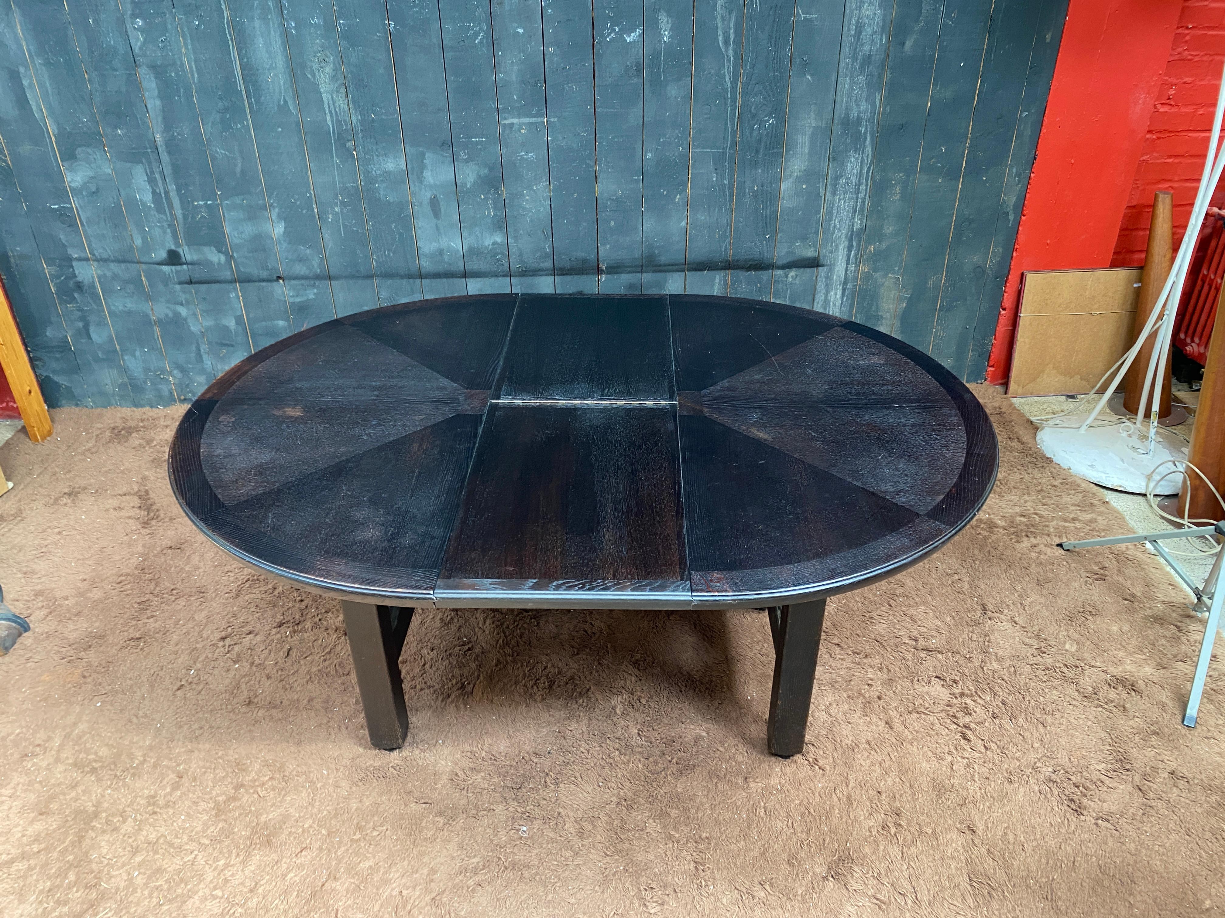 Fin du 20e siècle Table de salle à manger Guillerme et Chambron en chêne noirci, Edition Votre Maison circa en vente