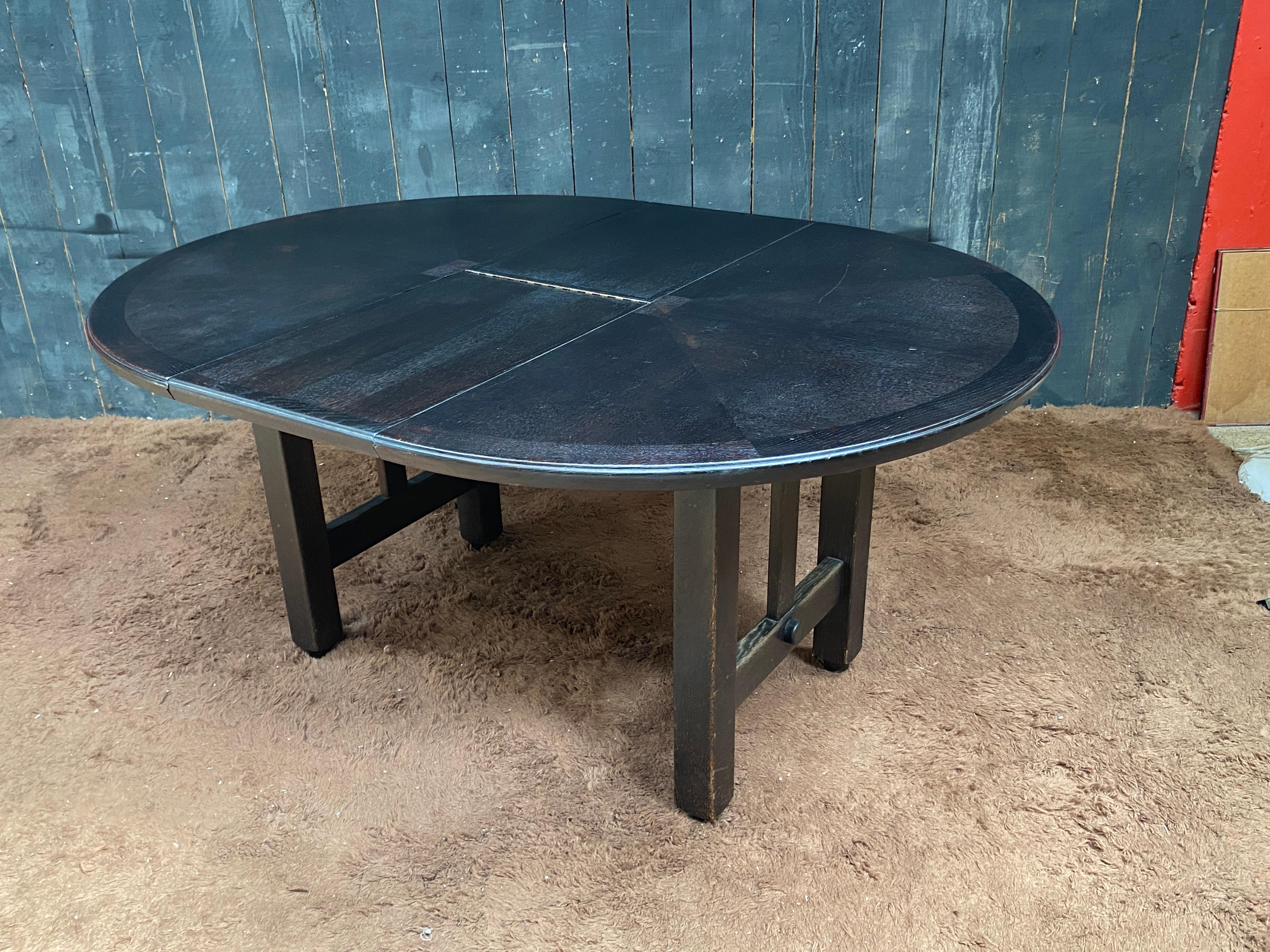 Table de salle à manger Guillerme et Chambron en chêne noirci, Edition Votre Maison circa en vente 1
