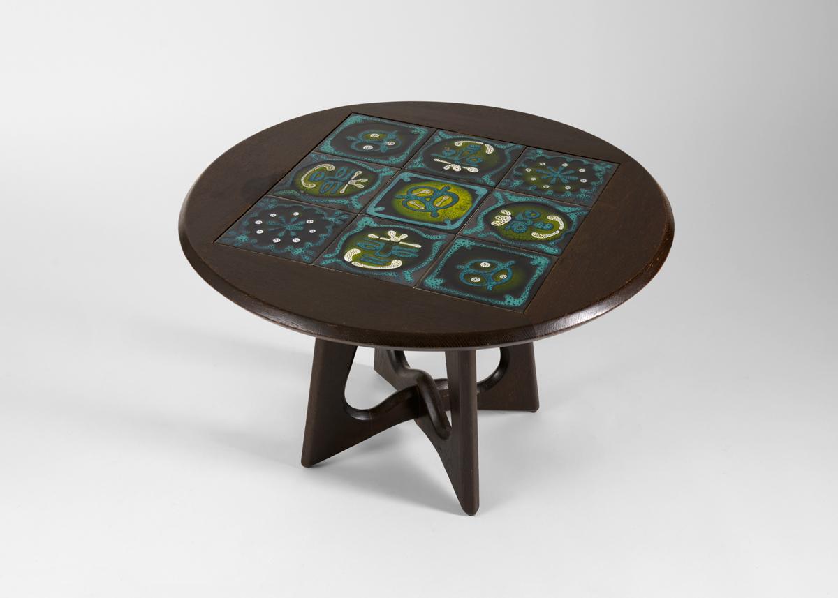 Vernissé Guillerme et Chambron, Table basse à plateau en carreaux ébonisés, France, vers 1960 en vente